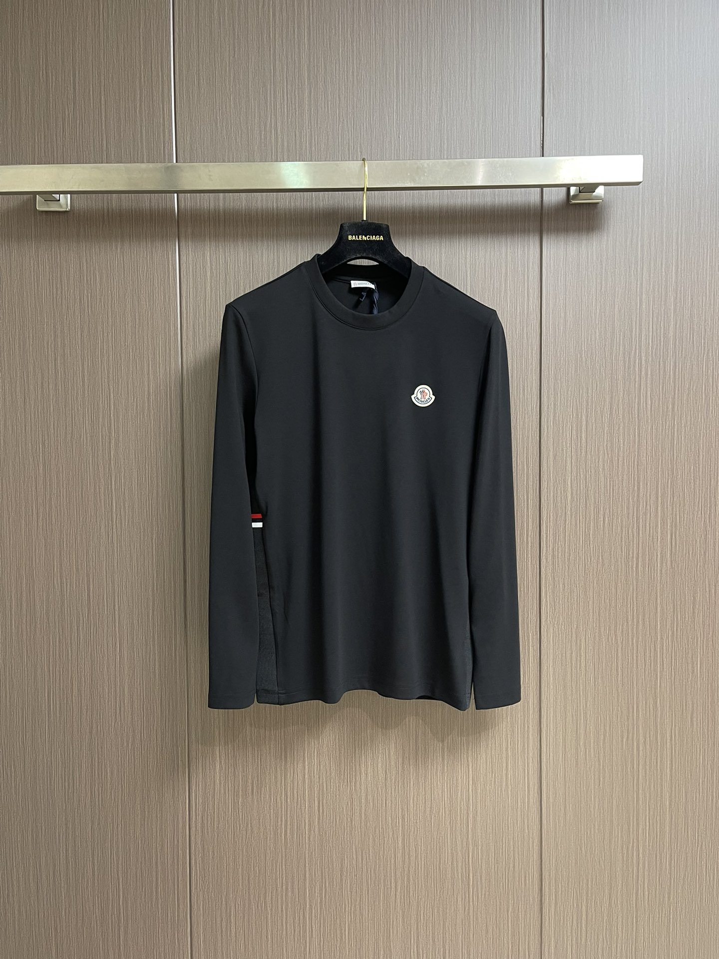Title: Moncler 2025FW Cotton T-shirt Collection Summary Summary: Moncler’s 2025FW collection features lettered cotton t-shirts in various styles, sizes 1-