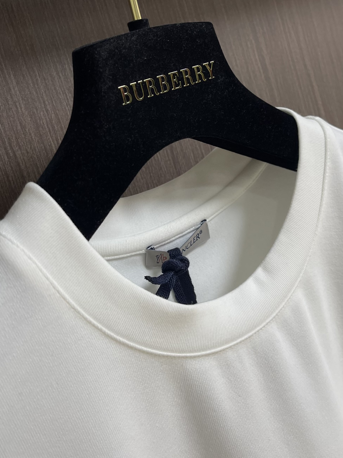 “Moncler 2025FW Lettered Cotton Long T-Shirt: Versatile Fashion Tops for All Ages, Customizable Twilight Fabric” - 图片 6