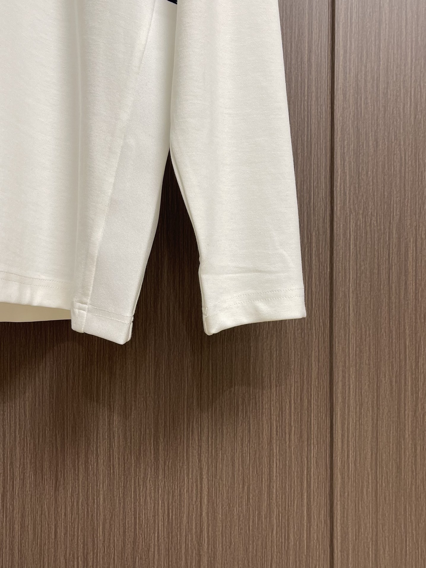 “Moncler 2025FW Lettered Cotton Long T-Shirt: Versatile Fashion Tops for All Ages, Customizable Twilight Fabric” - 图片 7