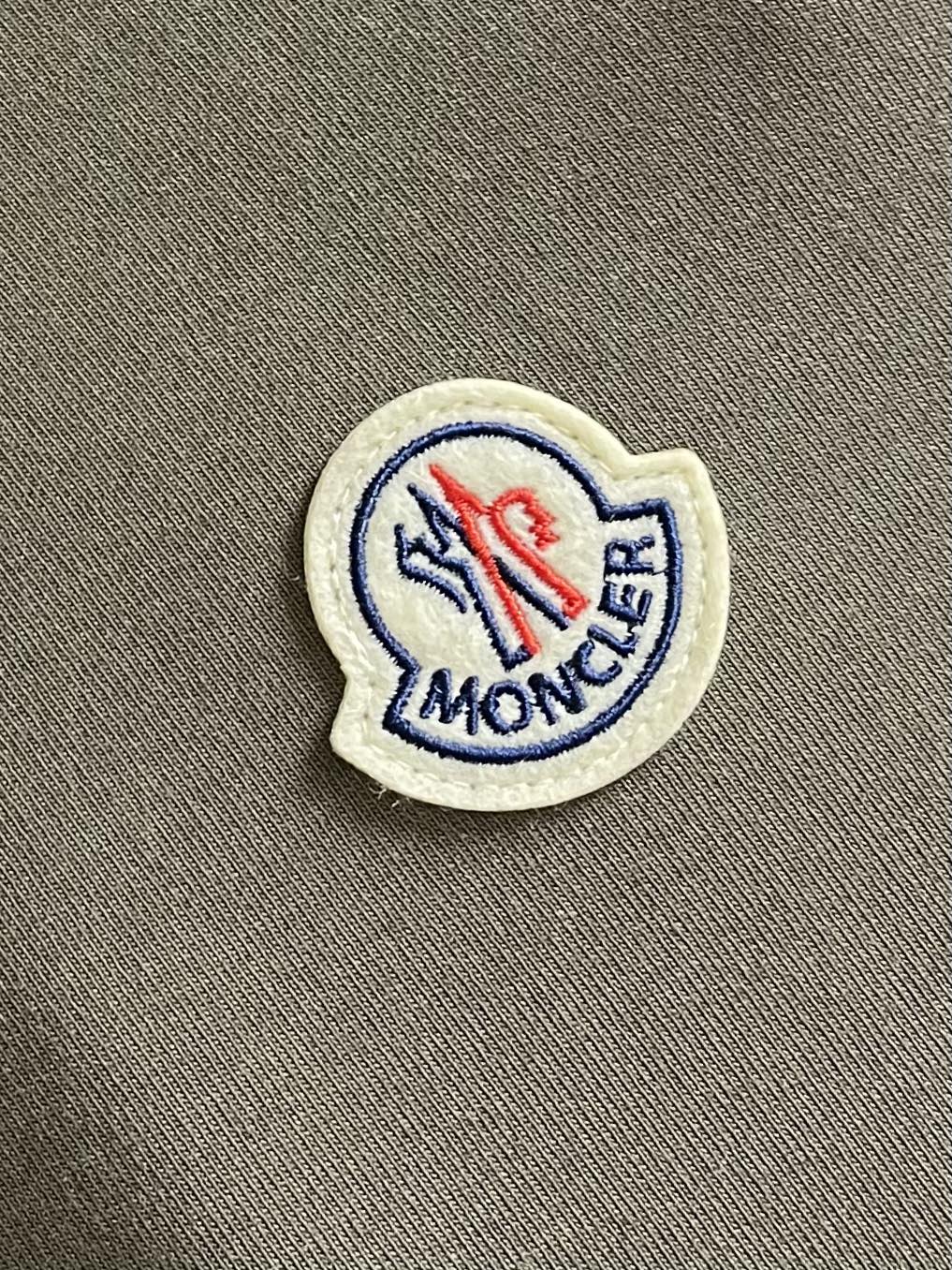 “Moncler 2025FW Lettered Cotton Long T-Shirt: Versatile Fashion for All Ages” - 图片 5