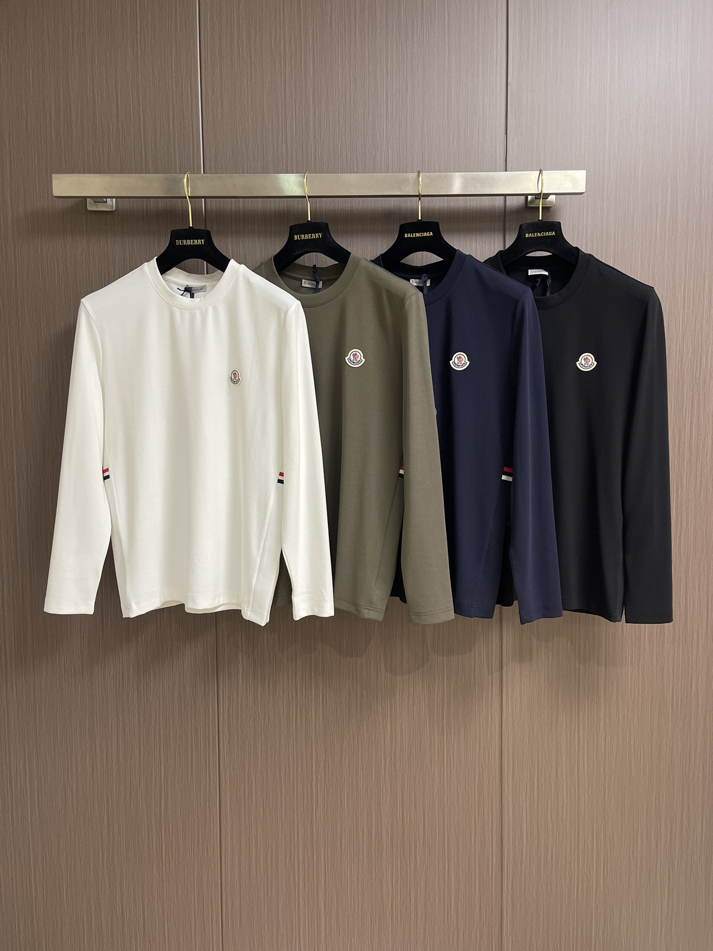 “Moncler 2025FW Lettered Cotton Long T-Shirt: Versatile Fashion for All Ages” - 图片 3