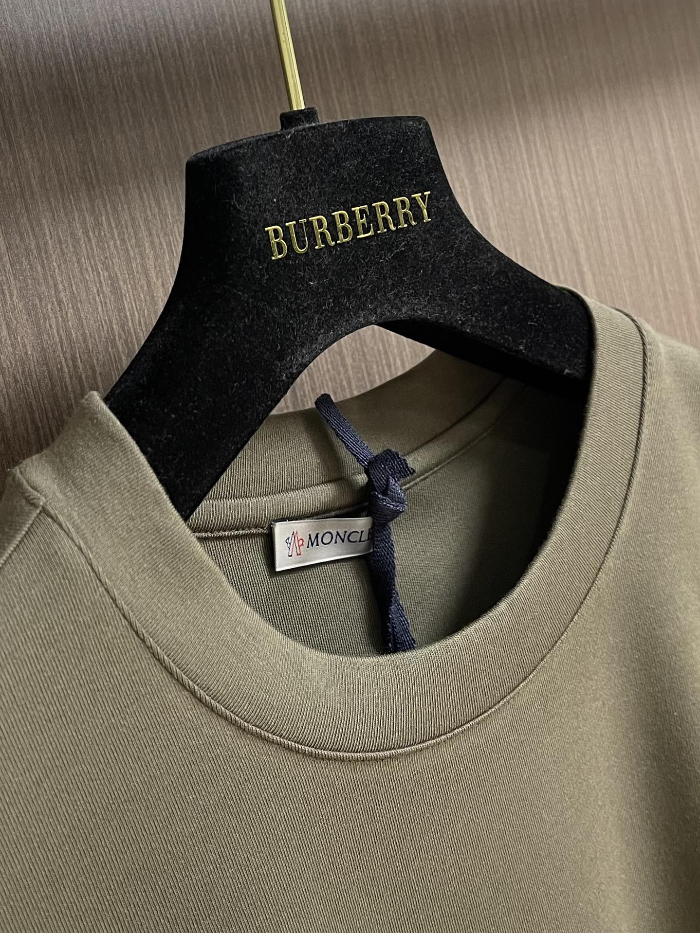 “Moncler 2025FW Lettered Cotton Long T-Shirt: Versatile Fashion for All Ages” - 图片 6