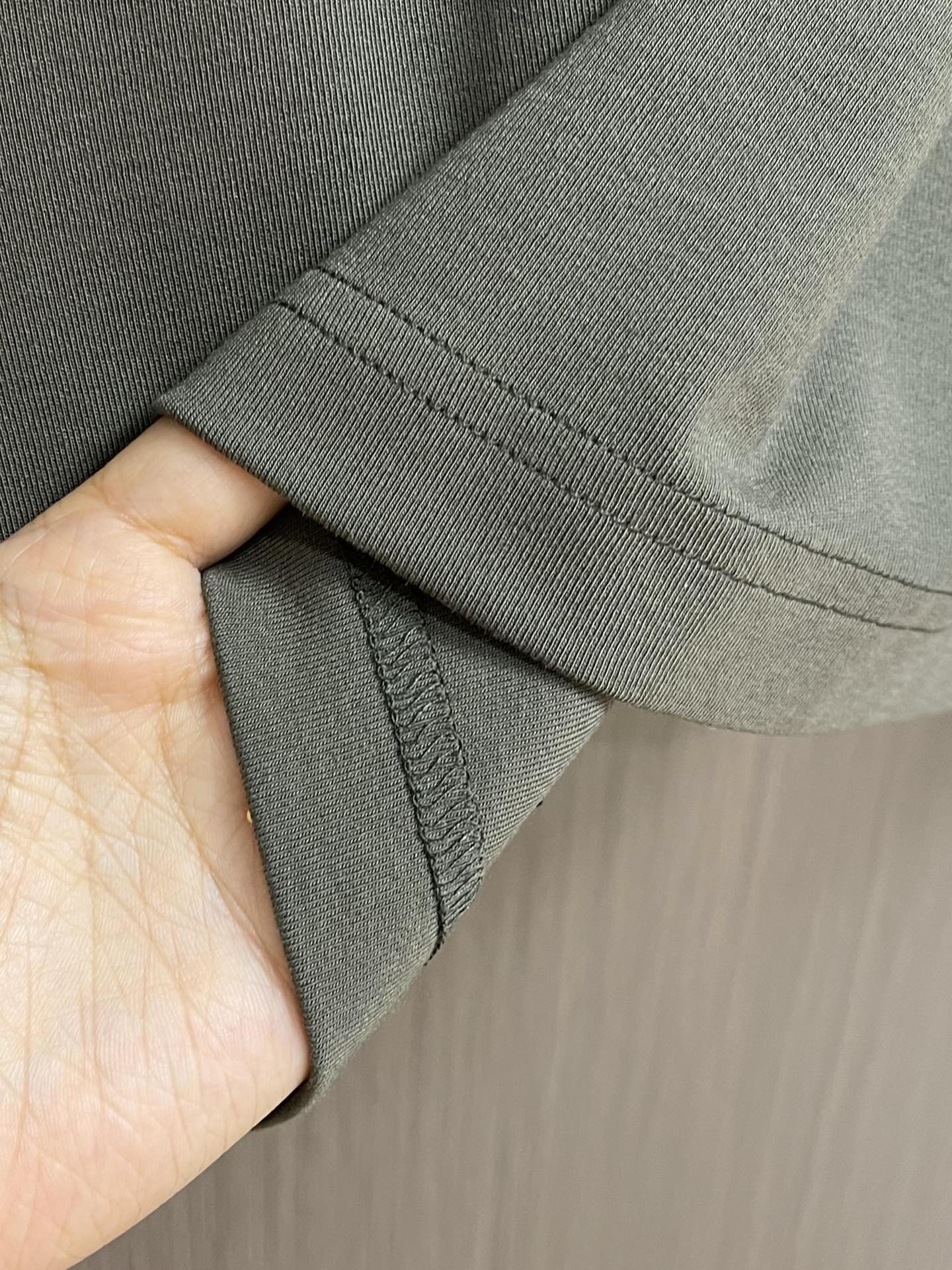 “Moncler 2025FW Lettered Cotton Long T-Shirt: Versatile Fashion for All Ages” - 图片 7