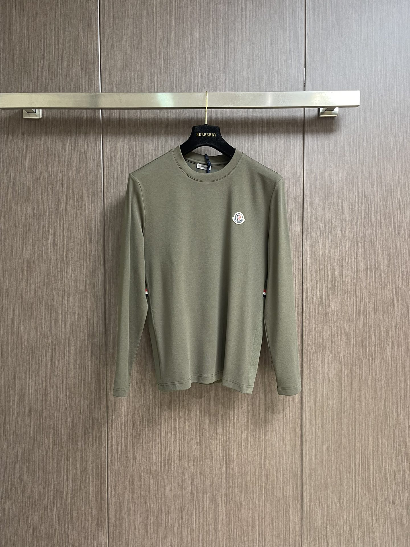 NO:488036,Moncler FW new brand letter logo cotton versatile casual round neck long-sleeved T-shirt, fashionable and versatile, upright and stylish, not picky for people, perfectly controlled at any age, customized Tensile soft cotton fabric. Size 1-2-3-4-5,,tees, t-shirt,alexander wang19860909Moncler FW新款品牌字母徽标棉质百搭休闲圆领长袖T恤,时尚百搭、上身挺拔有型,不挑人穿、任何年龄段都可完美驾驭,定制天丝柔棉面料.尺码1-2-3-4-5,,tees，t-shirt,alexander wang,Men's clothing