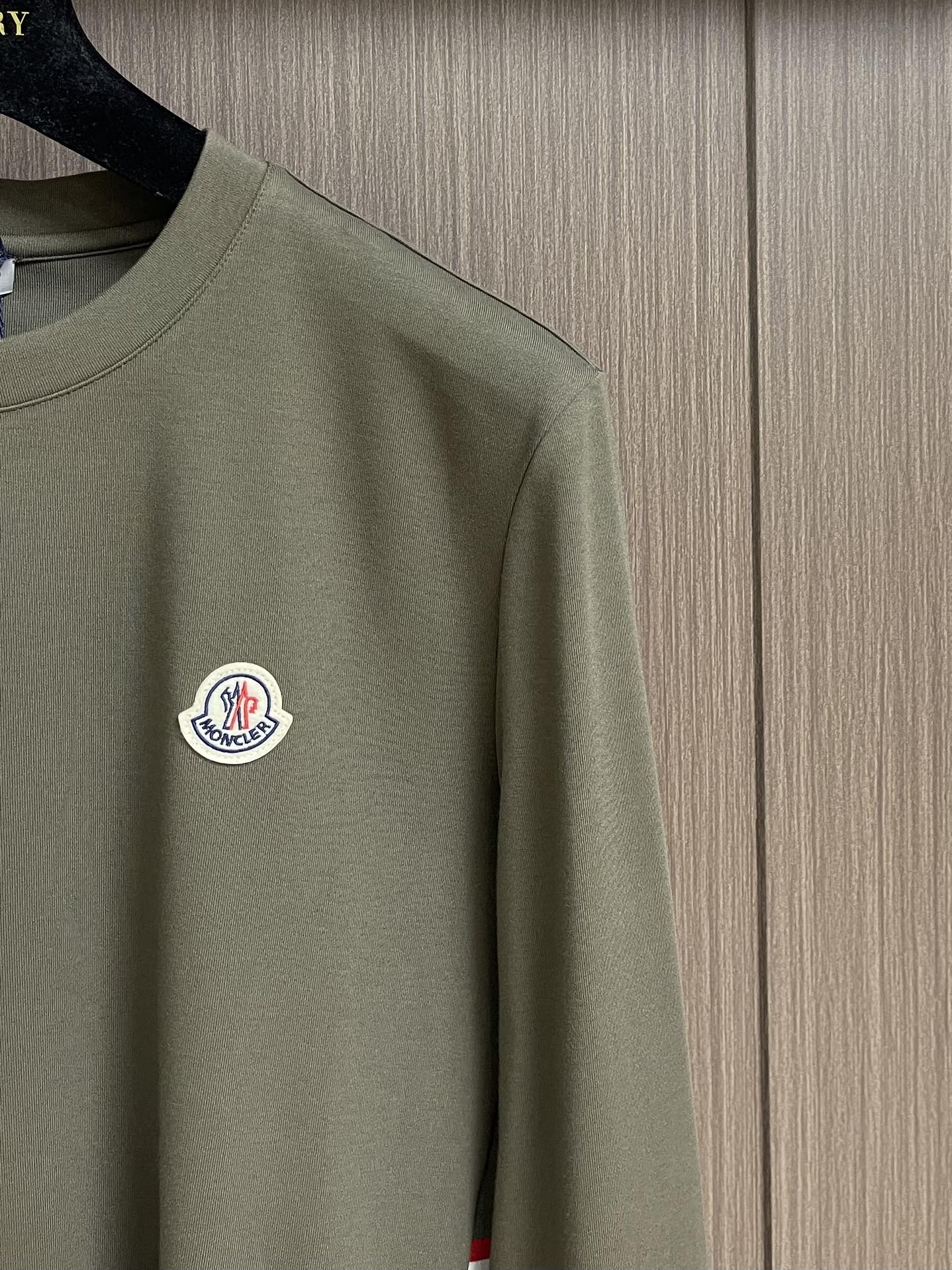 “Moncler 2025FW Lettered Cotton Long T-Shirt: Versatile Fashion for All Ages” - 图片 4