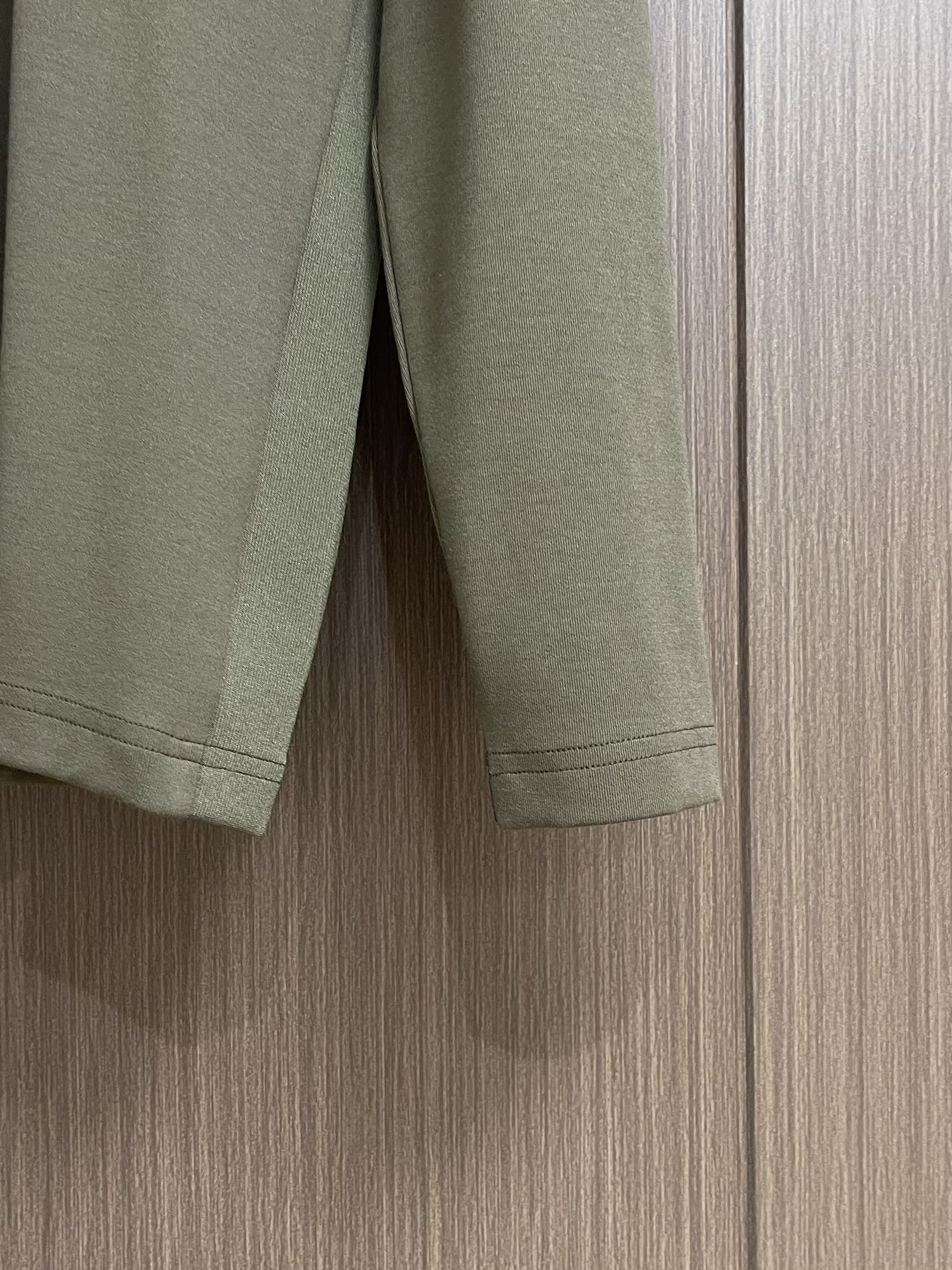 “Moncler 2025FW Lettered Cotton Long T-Shirt: Versatile Fashion for All Ages” - 图片 8