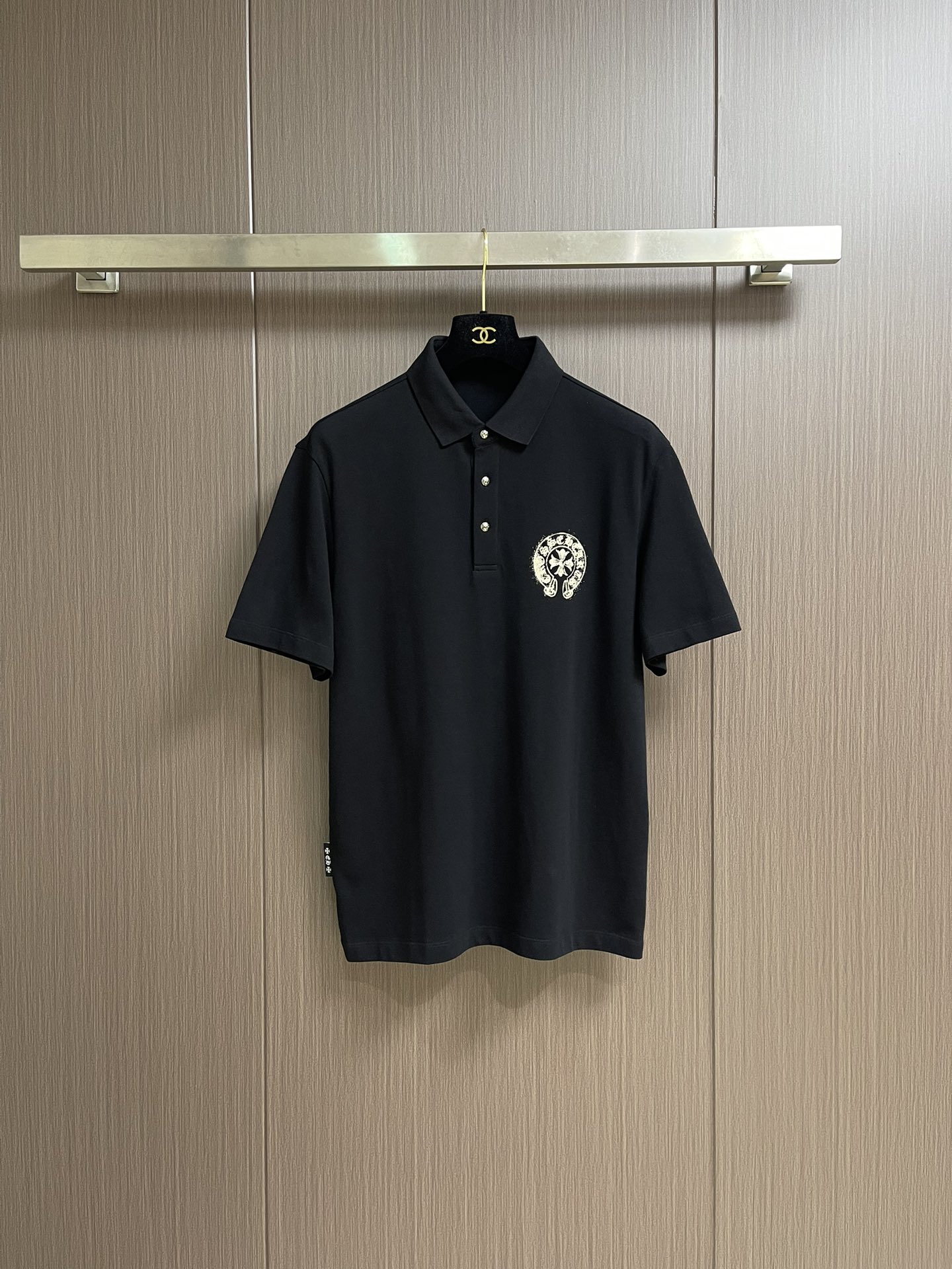 NO:493115,CH Croxin 2025FW Sanskrit Print POLO shirt Chrome Hearts Sanskrit Polo shirt, Chrome Hearts' iconic Sanskrit print, is ostentatious and mysterious. It instantly stands out from the crowd when you wear it, and has its own rock star aura. The bold print breaks the dullness of the conventional Polo shirt and perfectly blends street trends with classic styles. It is perfect for going out on the street or attending music festivals every day!  Size M-3XL, chrome hearts, chrome hearts, alexander wang19860909CH 克罗心 2025FW梵文印花POLO衫 Chrome Hearts梵文Polo衫,Chrome Hearts标志性的梵文印花,张扬又神秘,穿上身瞬间从人群中脱颖而出,自带摇滚巨星气场.大胆的印花打破常规Polo衫的沉闷,将街头潮流与经典版型完美融合,日常出街或是参加音乐节都超合适！尺码M-3XL,,chrome hearts,chrome hearts,alexander wang,Men's clothing