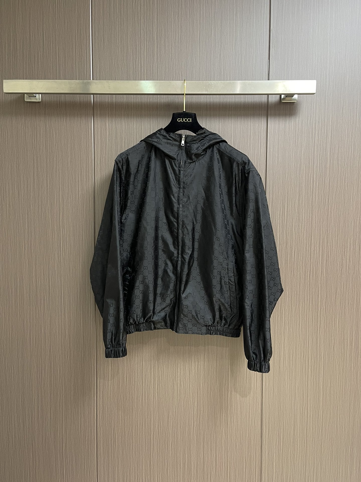 NO:493200,GUCCI Hooded Jacquard Shock Jacket, customized YB imported Shock Nylon material, breathable and comfortable, full texture, hooded drawstring jacket jacket style, large body full of double G letters, dark pattern jacquard, high-profile showing taste, elastic tightening of cuffs, and increase leather buckle drawstring and large capacity double-insert pocket pocket windproof and cold protection, fully improve the dexterity and practicality of outdoor activities, and any random outfit is brilliant and fashionable. Size S-XL, gucci, jackets & coats, jackets & coats, hats, alexander wang19860909GUCCI 连帽提花冲锋夹克,定制YB进口冲锋尼龙材质 透气舒适 质感十足 连帽抽绳夹克外套版型 大身满印双G 字母暗纹提花 高调彰显品味 袖口弹力收紧 同时增加皮扣抽绳和大容量双插兜口袋防风御寒效果一流 充分提升户外活动的灵巧性和实用度 随意外搭都出彩时髦.尺码S-XL,,gucci,jackets & coats,jackets & coats,hats,alexander wang,Men's clothing