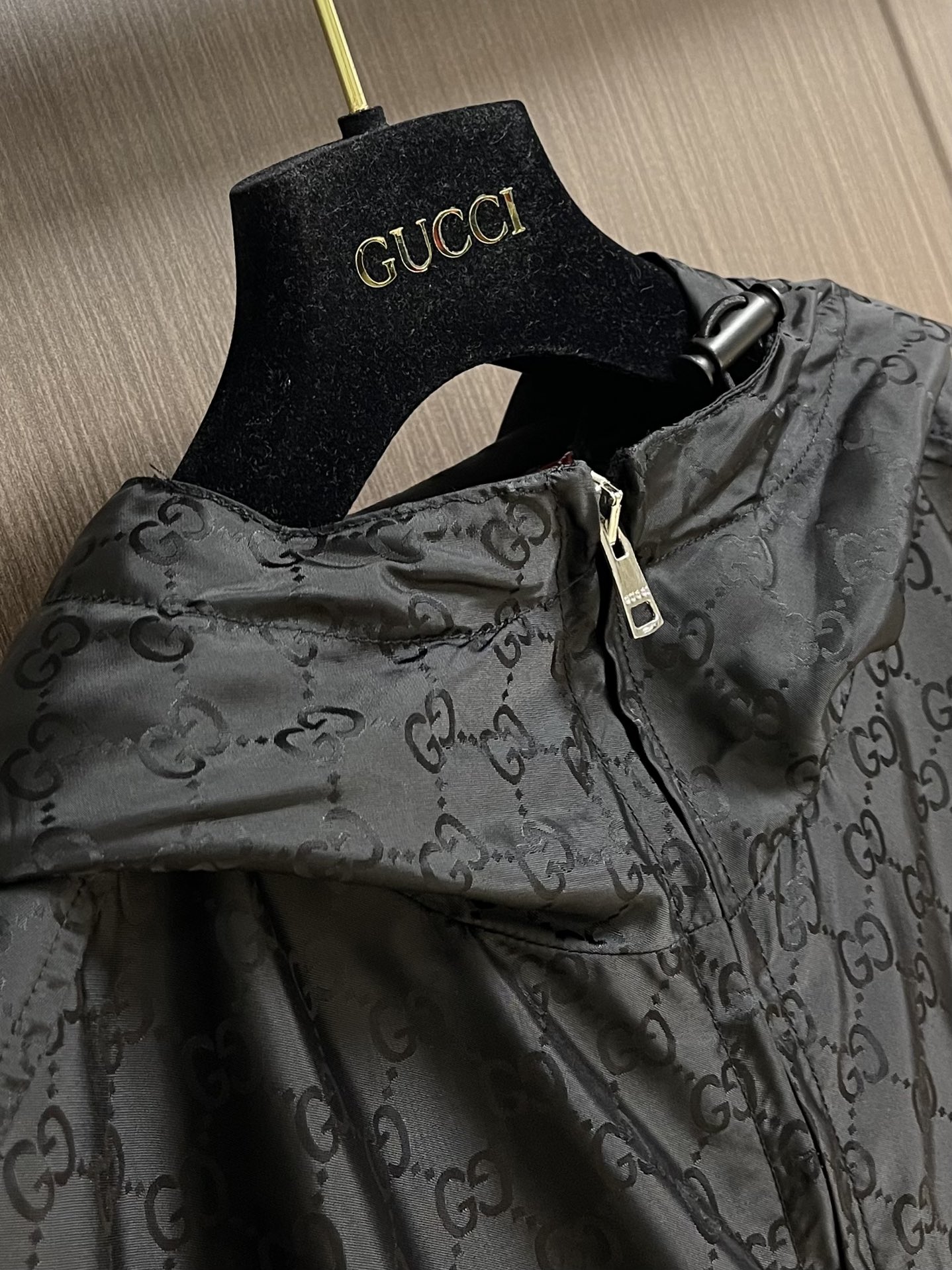 Custom Gucci Cap-to-Head Jacket with High-Profile Design and Comfortable Nylon Material – Product Description and Sizing Guide - 图片 3