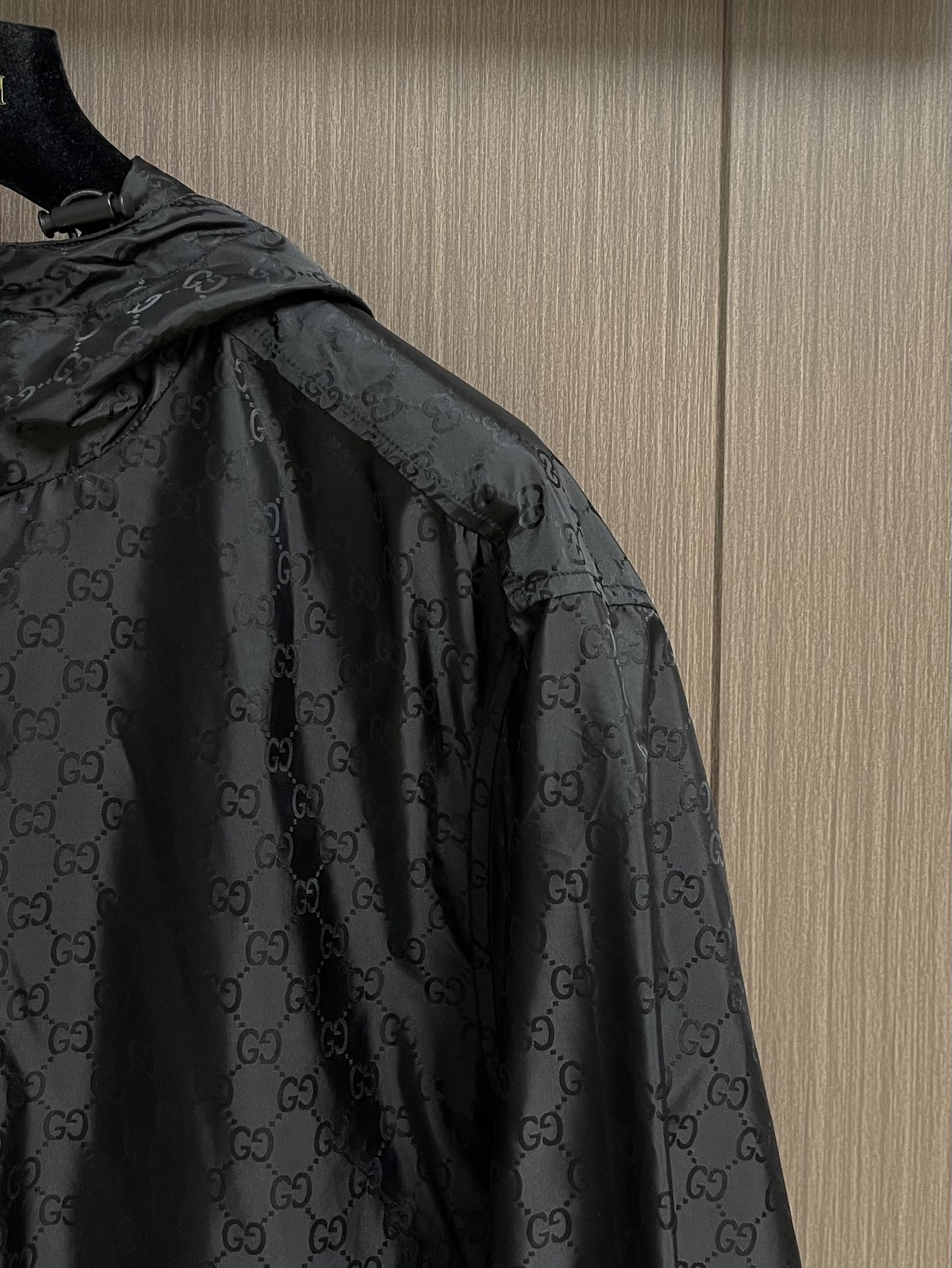 Custom Gucci Cap-to-Head Jacket with High-Profile Design and Comfortable Nylon Material – Product Description and Sizing Guide - 图片 4