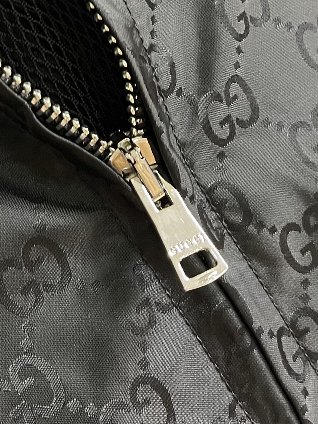 Custom Gucci Cap-to-Head Jacket with High-Profile Design and Comfortable Nylon Material – Product Description and Sizing Guide - 图片 5