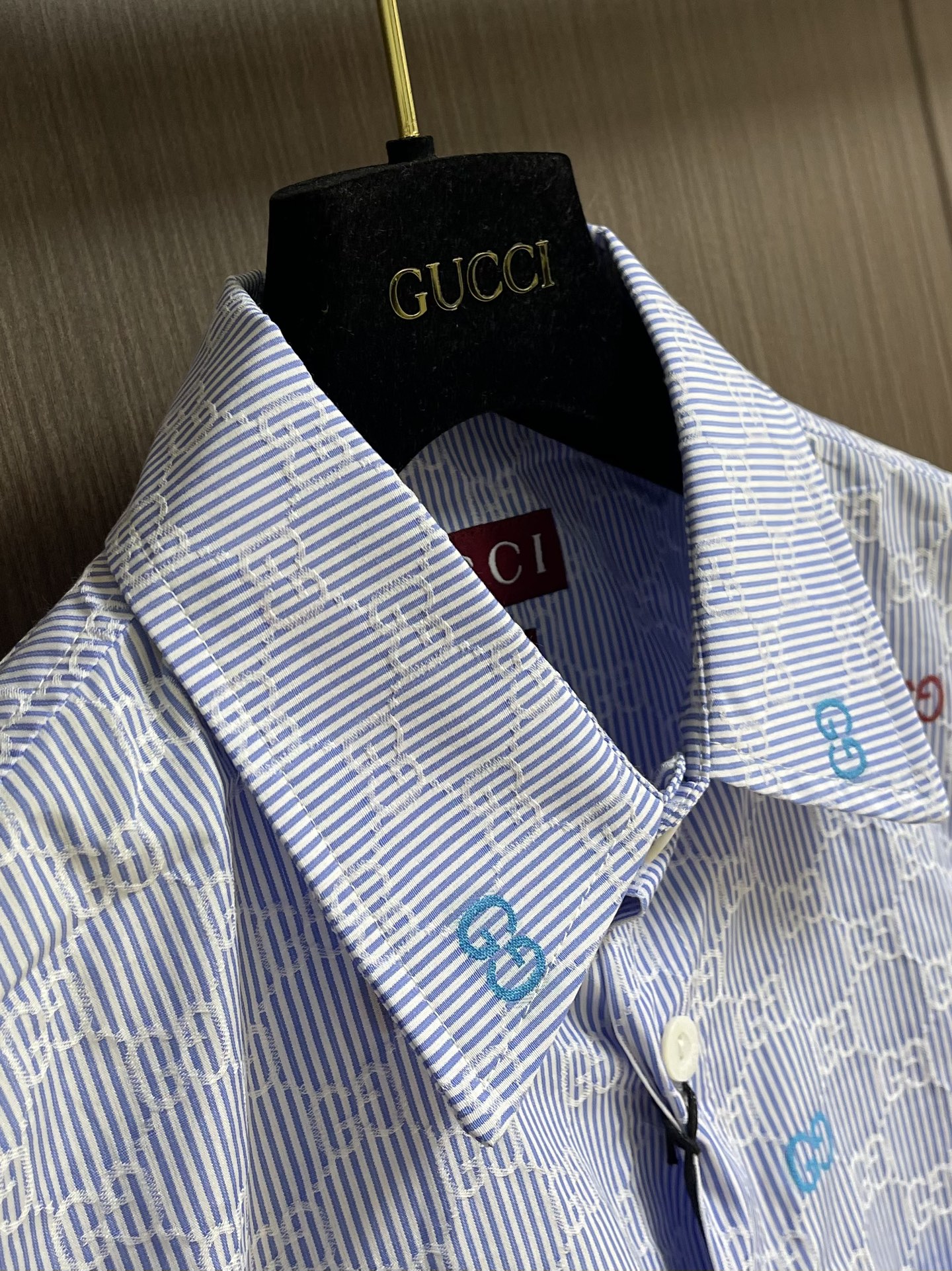 Title: GUCCI GG Striped Long-Sleeved Cotton Shirt from Lido Series Summary: White cotton shirt with blue GG stripes inspired by Italian coast, available in sizes S-XL. - 图片 3