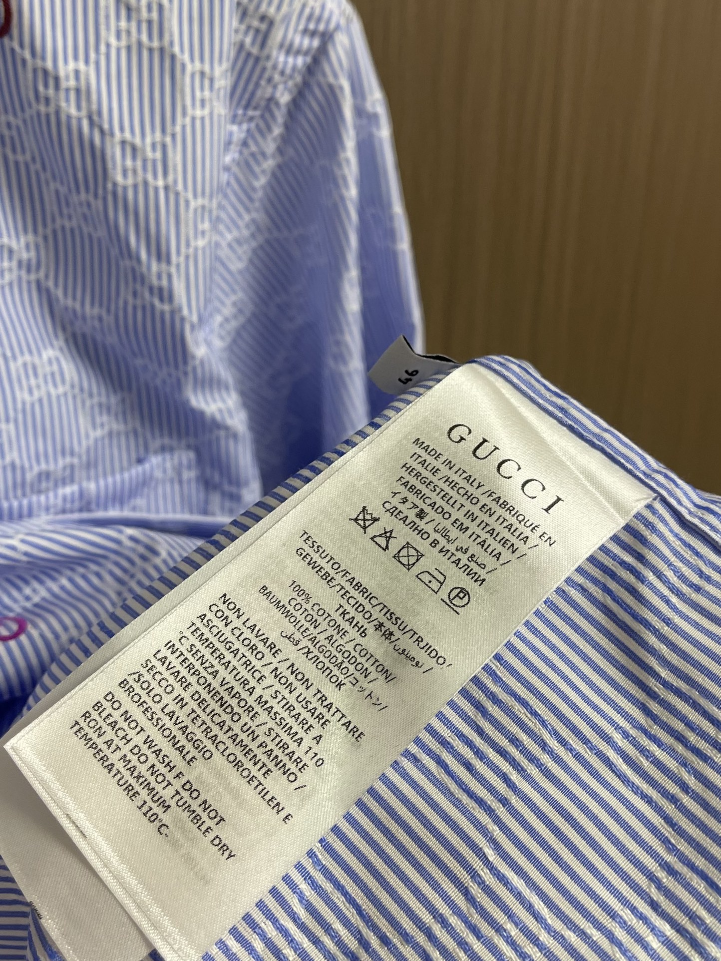 Title: GUCCI GG Striped Long-Sleeved Cotton Shirt from Lido Series Summary: White cotton shirt with blue GG stripes inspired by Italian coast, available in sizes S-XL. - 图片 9