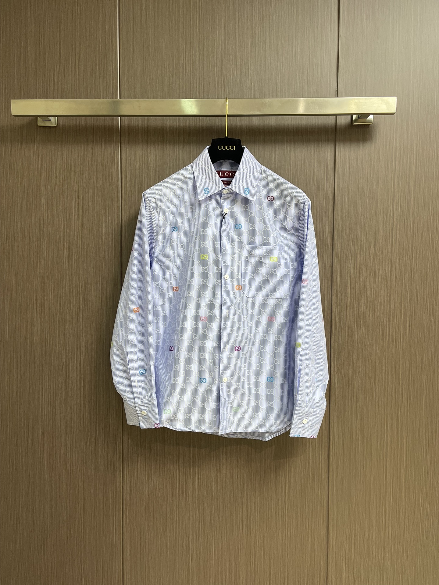 NO:493206,GUCCI GG striped shredded cotton long-sleeved shirt, this item is from the Gucci Lido series, and the design is inspired by the Italian coast's summer style and beach club. This white cotton shirt uses pointed collar and square cut to ingeniously embellish the light blue GG striped shredded pattern that Gucci series pushes. Size S-XL, gucci, Shirts, alexander wang19860909GUCCI GG条纹切丝棉质长袖衬衫,这款单品出自Gucci Lido系列,设计灵感源自意大利海岸的夏日风情和海滩俱乐部.这款白色棉质衬衫采用尖领和方形剪裁,匠心装饰Gucci多个系列力推的浅蓝色GG条纹切丝图案.尺码S-XL,,gucci,shirts,alexander wang,Men's clothing