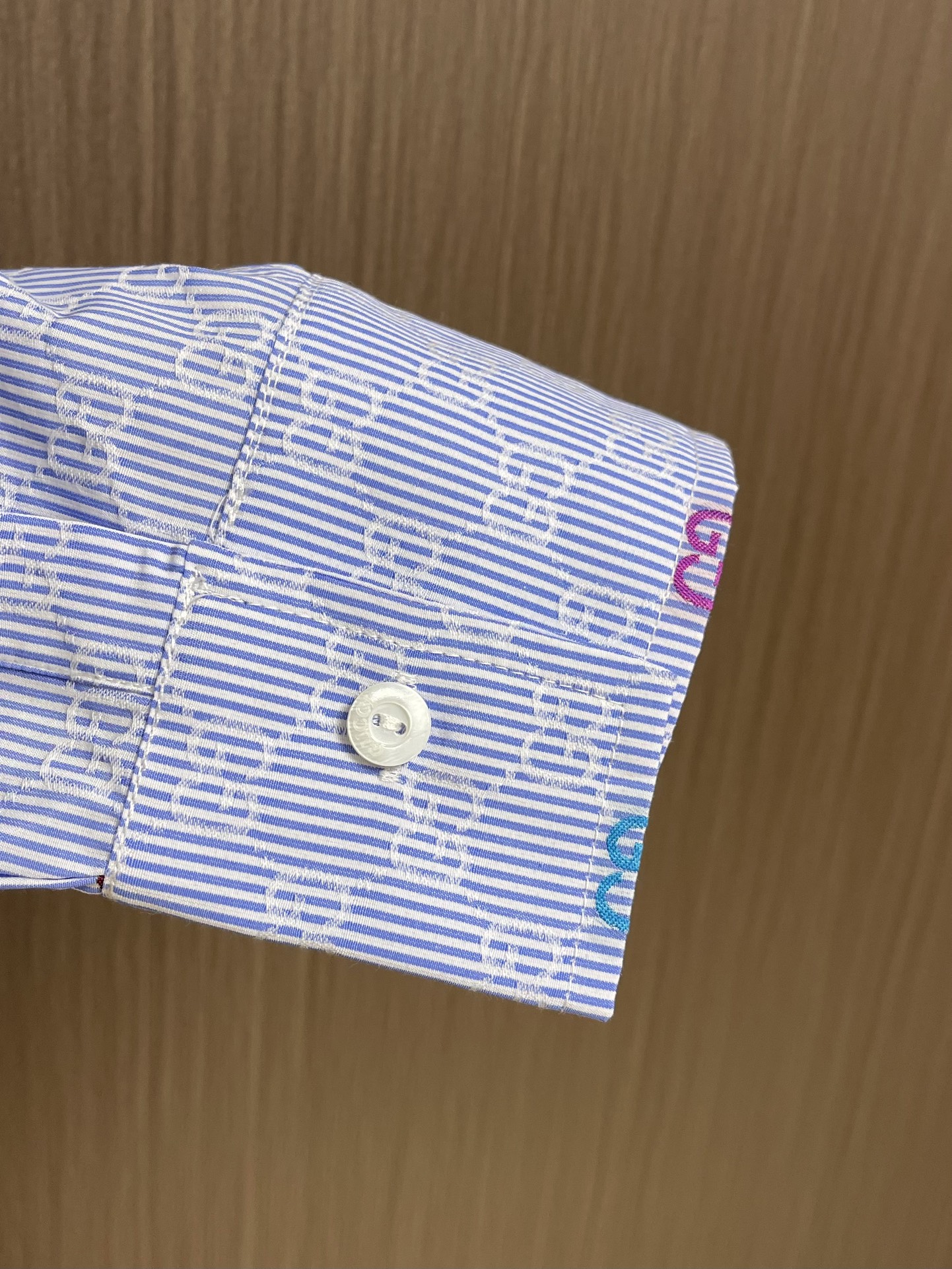 Title: GUCCI GG Striped Long-Sleeved Cotton Shirt from Lido Series Summary: White cotton shirt with blue GG stripes inspired by Italian coast, available in sizes S-XL. - 图片 8