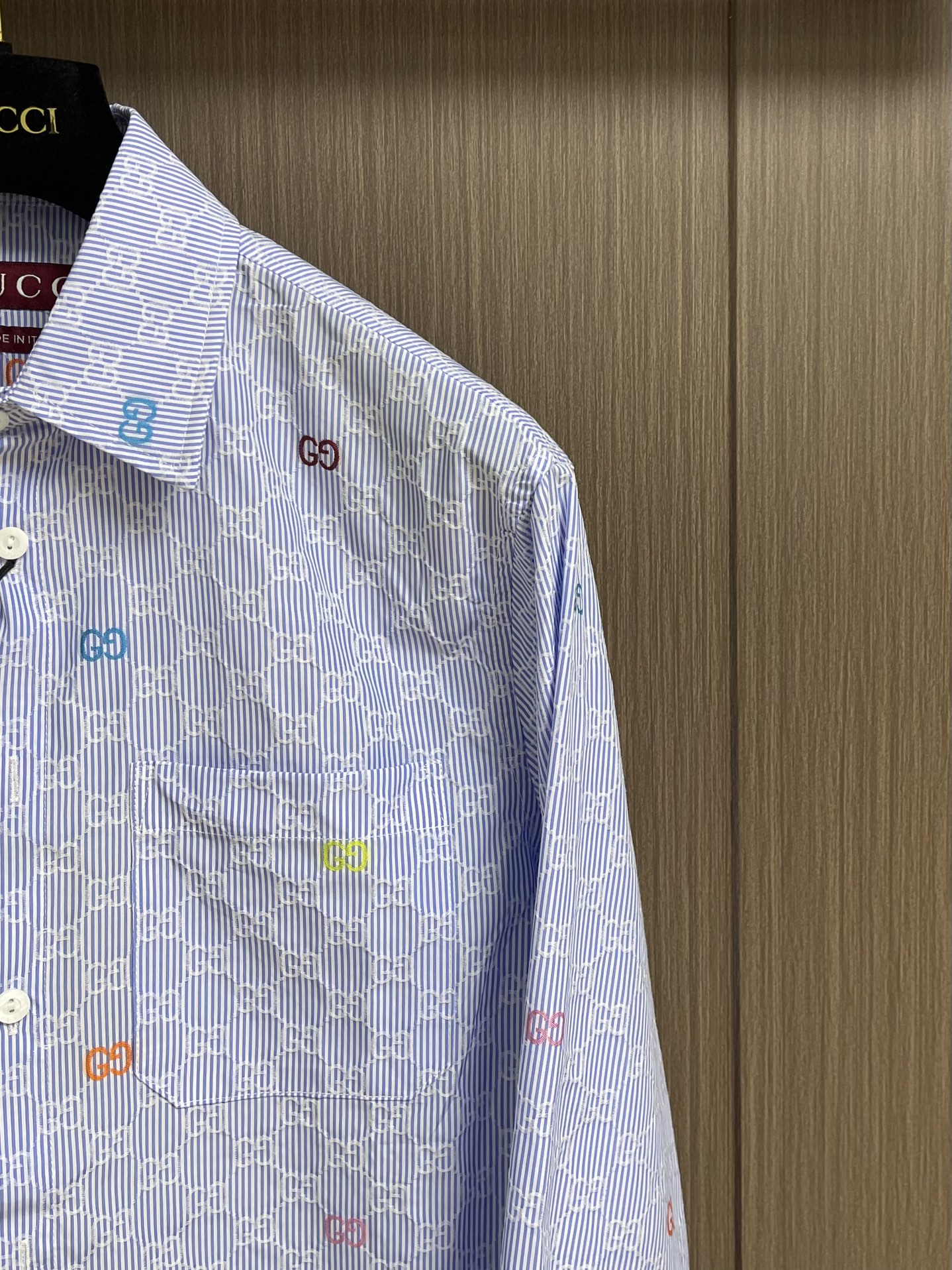 Title: GUCCI GG Striped Long-Sleeved Cotton Shirt from Lido Series Summary: White cotton shirt with blue GG stripes inspired by Italian coast, available in sizes S-XL. - 图片 4