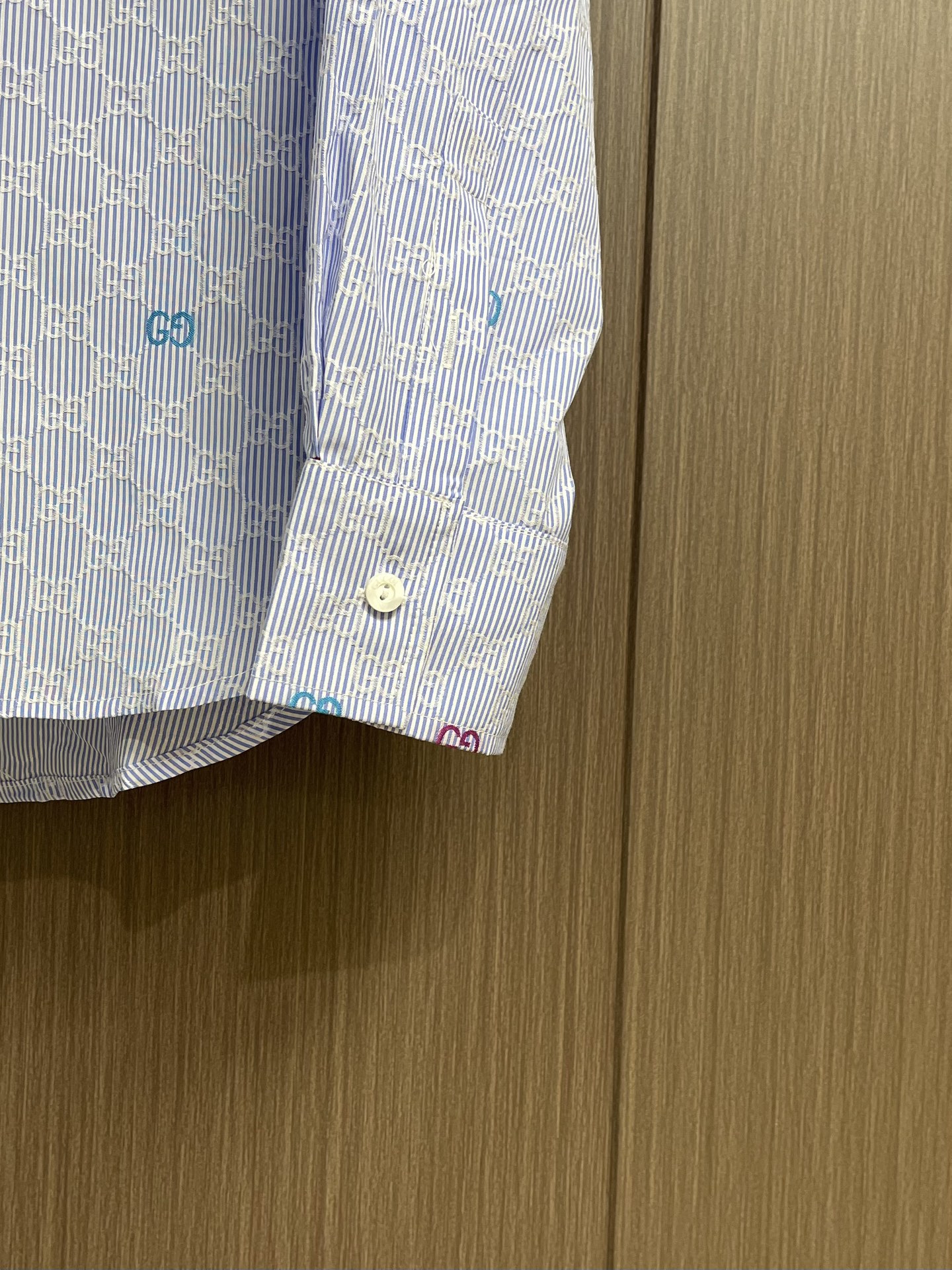 Title: GUCCI GG Striped Long-Sleeved Cotton Shirt from Lido Series Summary: White cotton shirt with blue GG stripes inspired by Italian coast, available in sizes S-XL. - 图片 7