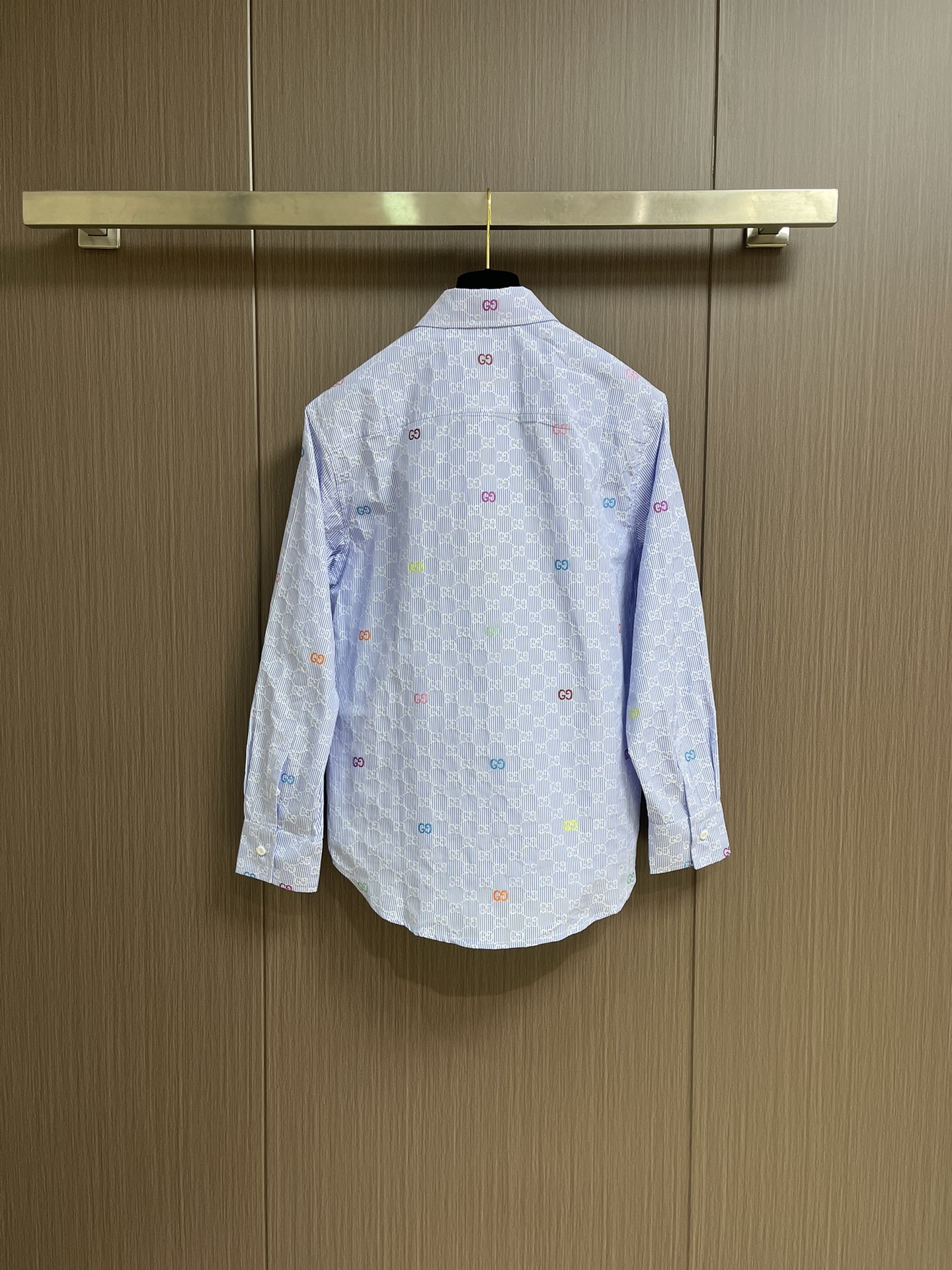 Title: GUCCI GG Striped Long-Sleeved Cotton Shirt from Lido Series Summary: White cotton shirt with blue GG stripes inspired by Italian coast, available in sizes S-XL. - 图片 2