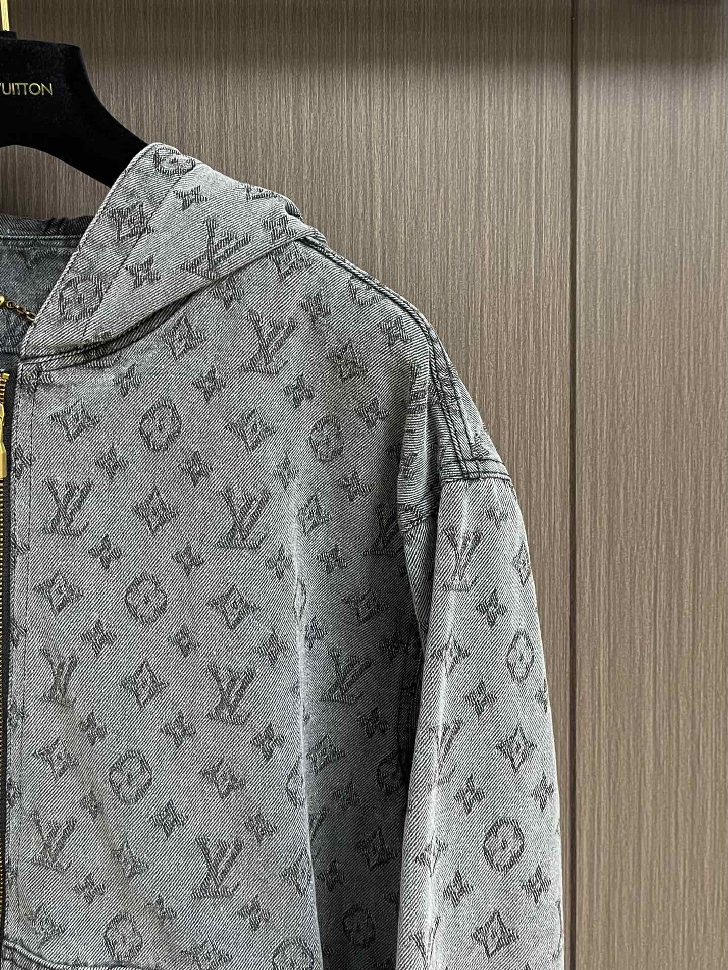 “LV 2025 Branded Hat Coats with Monogram Drawings: Customized Hardware and Water-Washing Process for Resilient Comfort” - 图片 4