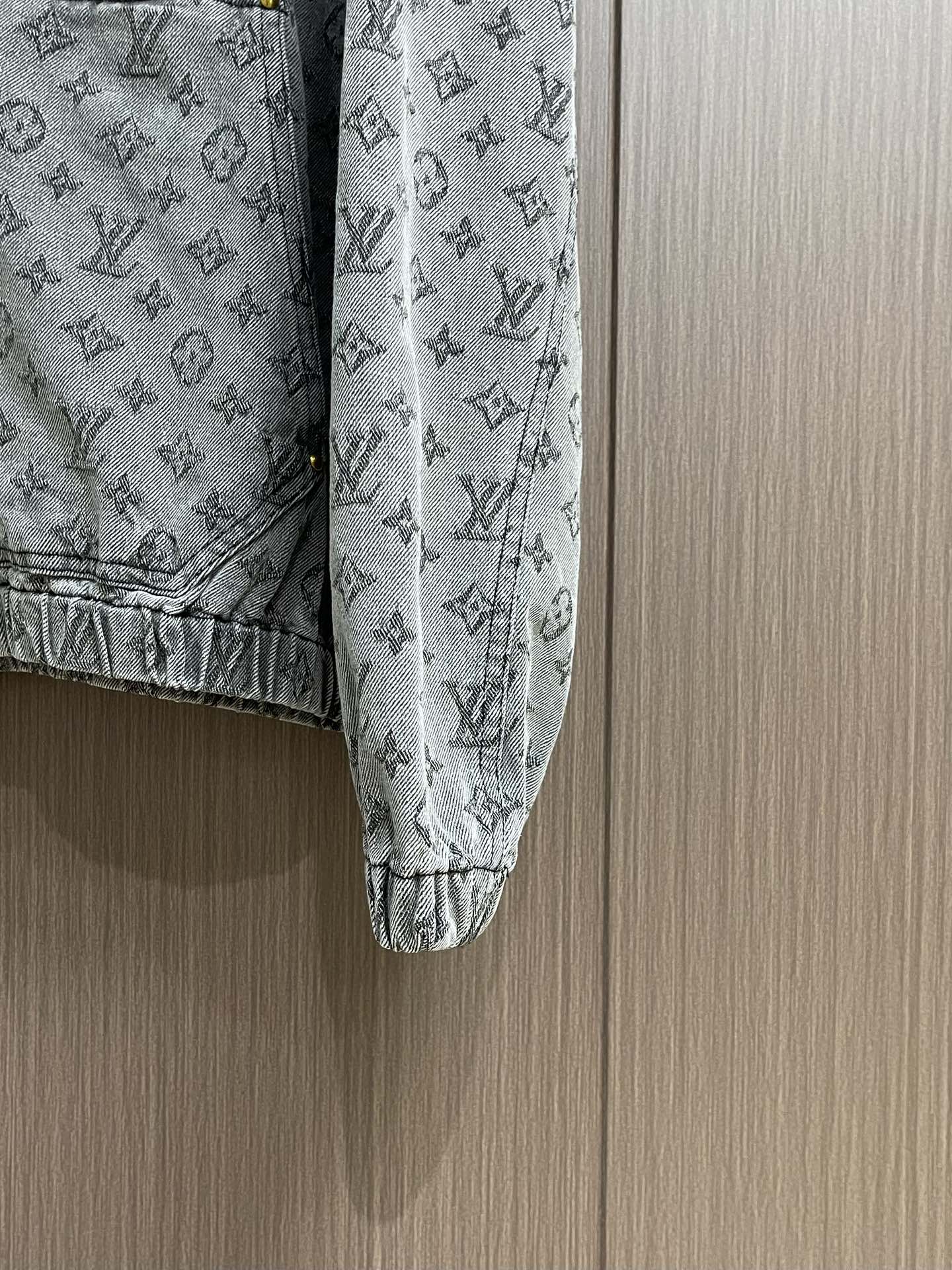 “LV 2025 Branded Hat Coats with Monogram Drawings: Customized Hardware and Water-Washing Process for Resilient Comfort” - 图片 7