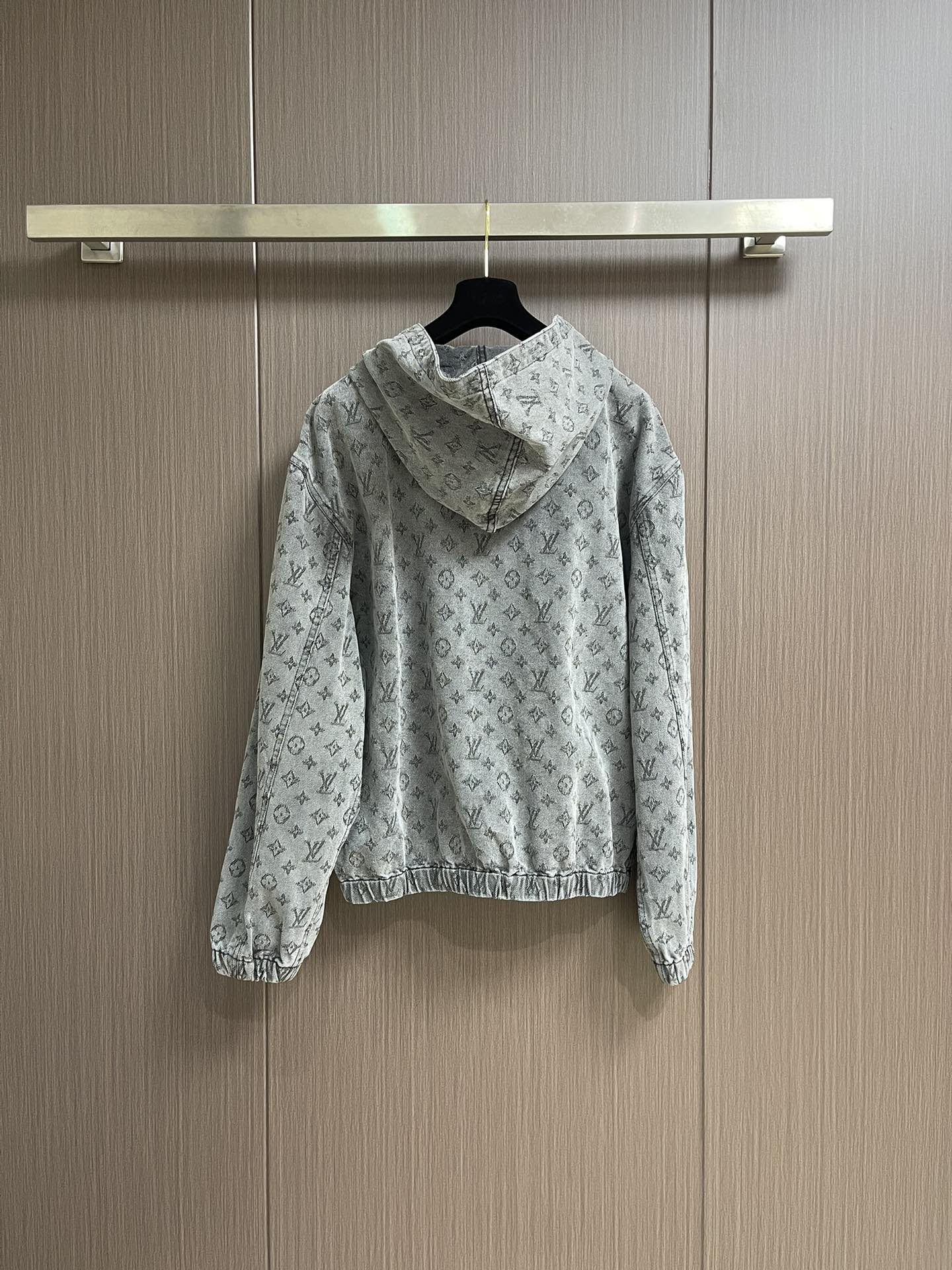 “LV 2025 Branded Hat Coats with Monogram Drawings: Customized Hardware and Water-Washing Process for Resilient Comfort” - 图片 2