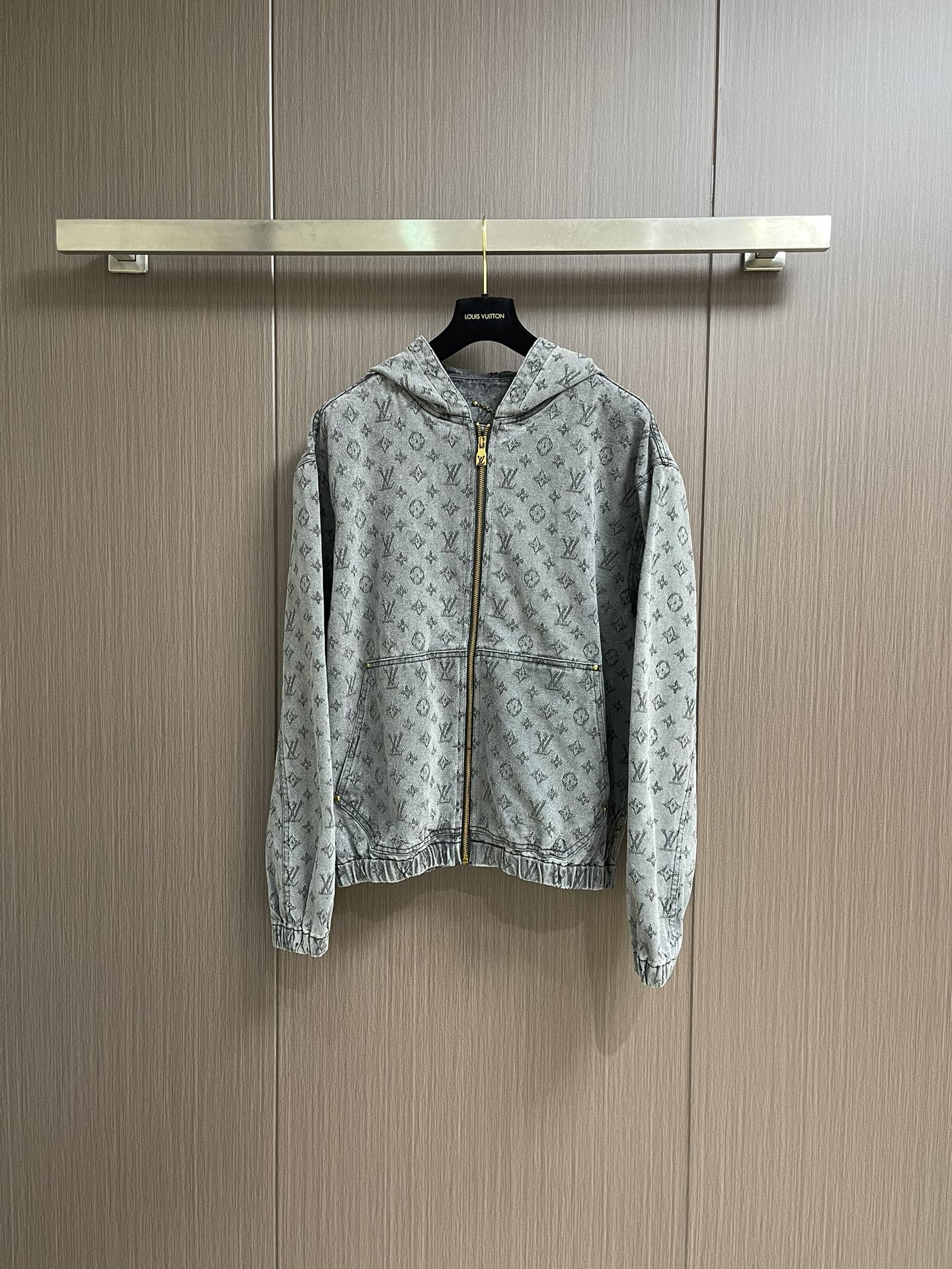 “LV 2025 Branded Hat Coats with Monogram Drawings: Customized Hardware and Water-Washing Process for Resilient Comfort”