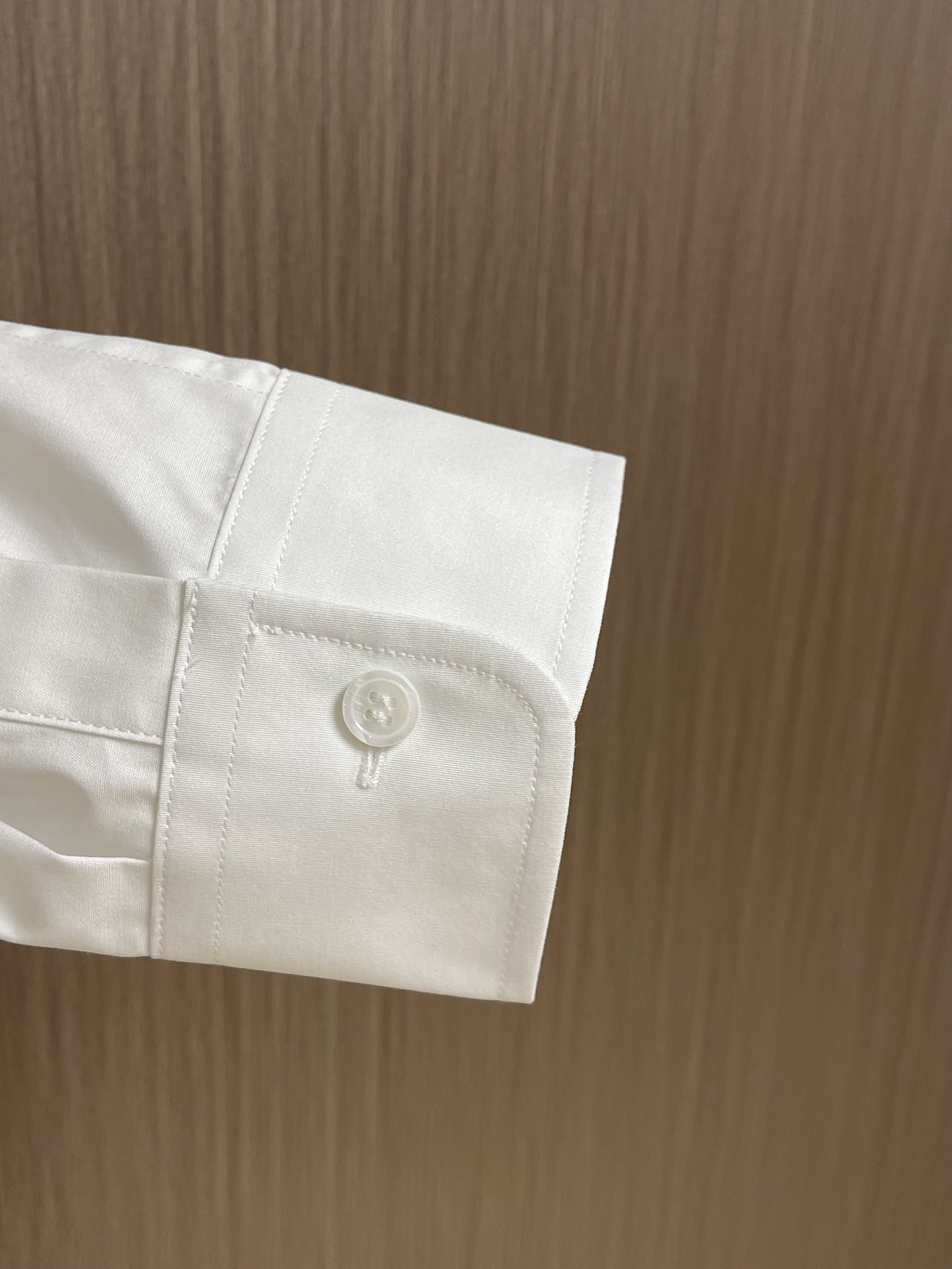 Title: Louis Vuitton 2025 Cotton Oxford Long-Sleeved Shirts with Logo Chest Bag Summary: New LV shirts with logo chest bag, inspired by Marque L. Vuit - 图片 9