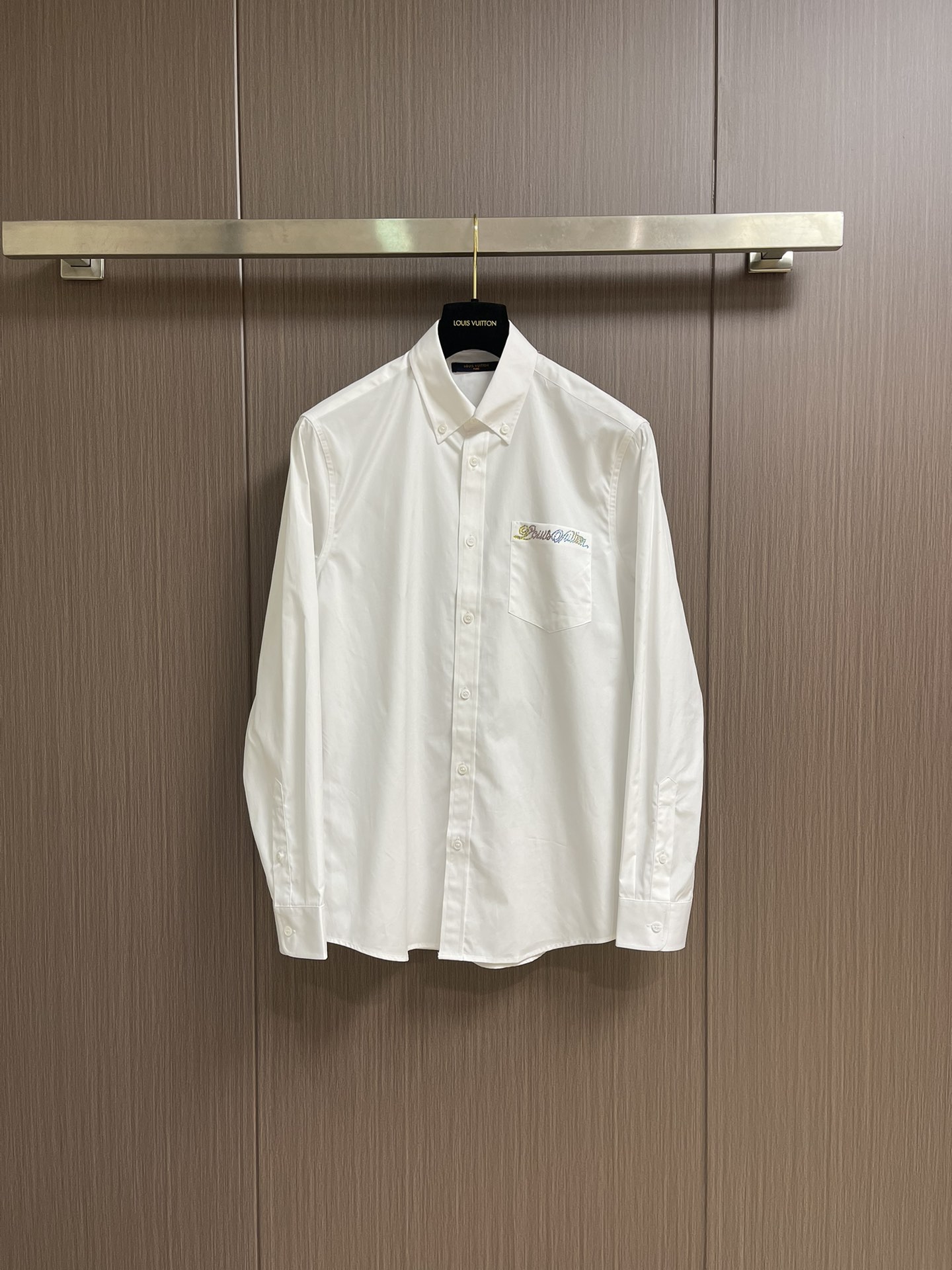 Title: Louis Vuitton 2025 Cotton Oxford Long-Sleeved Shirts with Logo Chest Bag Summary: New LV shirts with logo chest bag, inspired by Marque L. Vuit - 图片 1