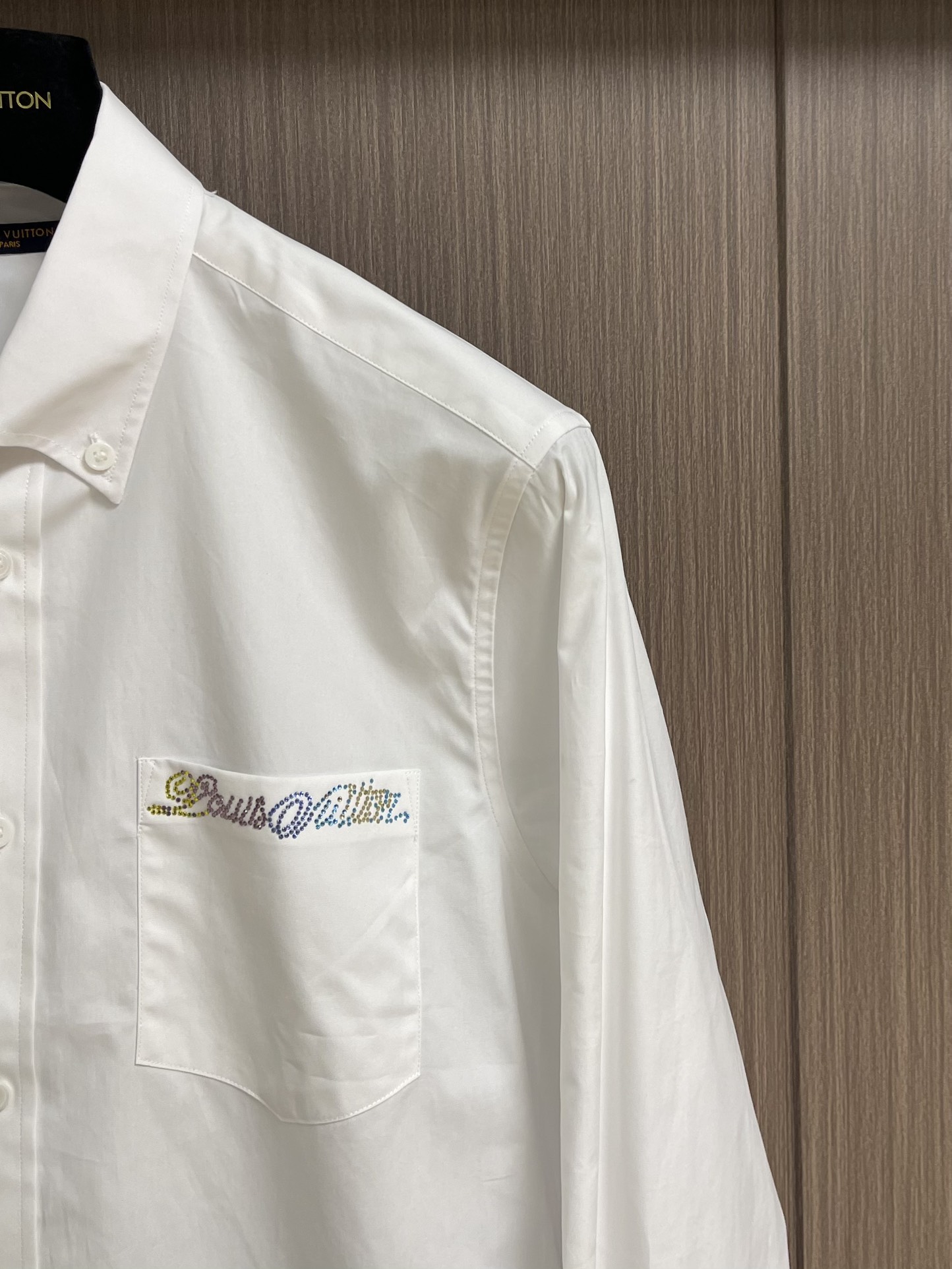 Title: Louis Vuitton 2025 Cotton Oxford Long-Sleeved Shirts with Logo Chest Bag Summary: New LV shirts with logo chest bag, inspired by Marque L. Vuit - 图片 4