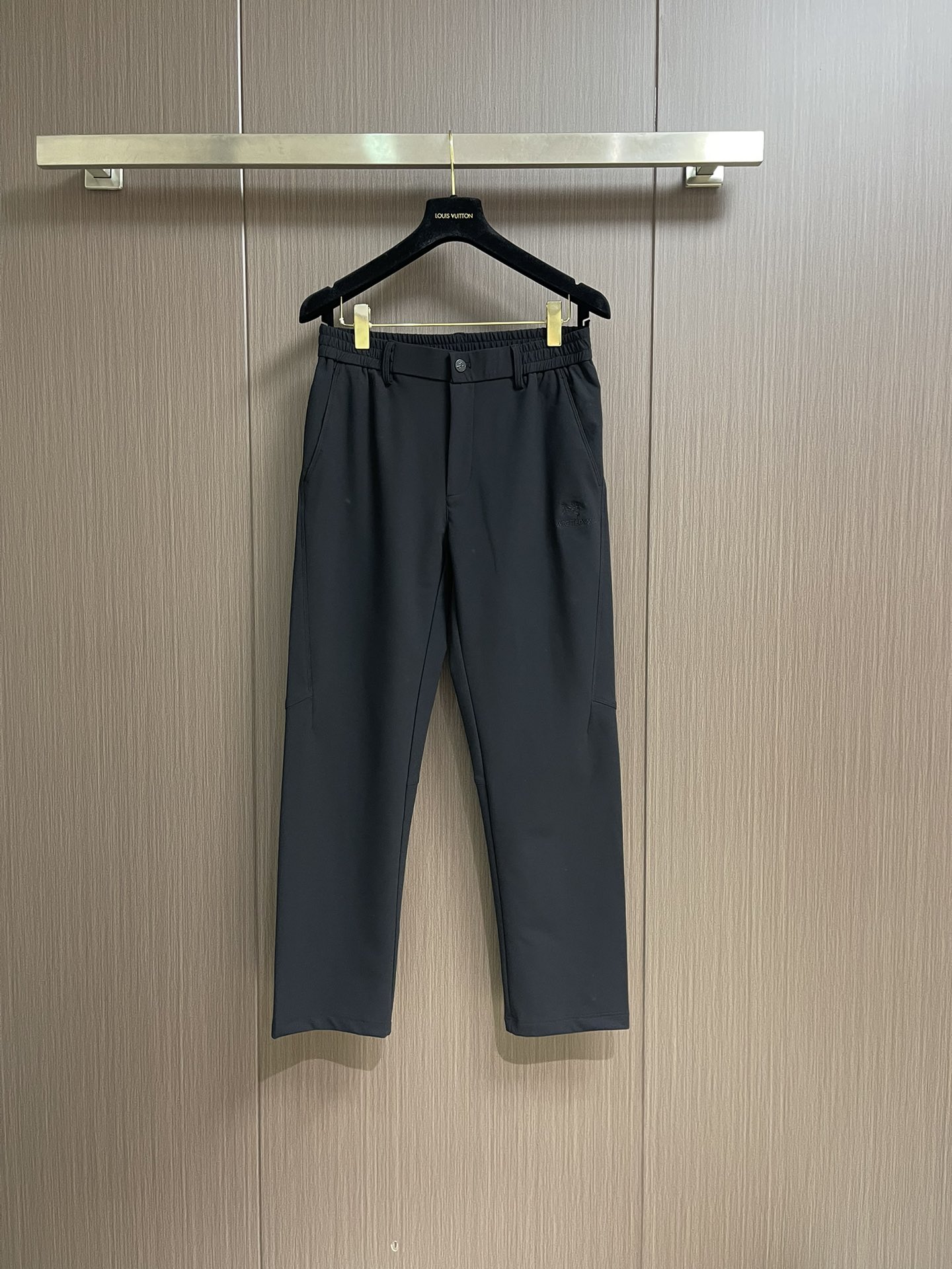NO:493148,aycteryx 2025fw embroidered logo casual trousers high-end 32s double yarn 380g customer-supplied fabric, heavyweight fabric, custom pull-up ribbed same cylinder and dyed, three standards complete, same style for men and women. Size M-3XL, arc'teryx, alexander wang19860909aycteryx 始祖鸟 2025fw 刺绣logo休闲卫裤 高端32s双纱380克客供面料,重磅面料 定制拉架罗纹同缸同染 三标齐全 男女同款.尺码M-3XL,arc'teryx,alexander wang,Men's clothing
