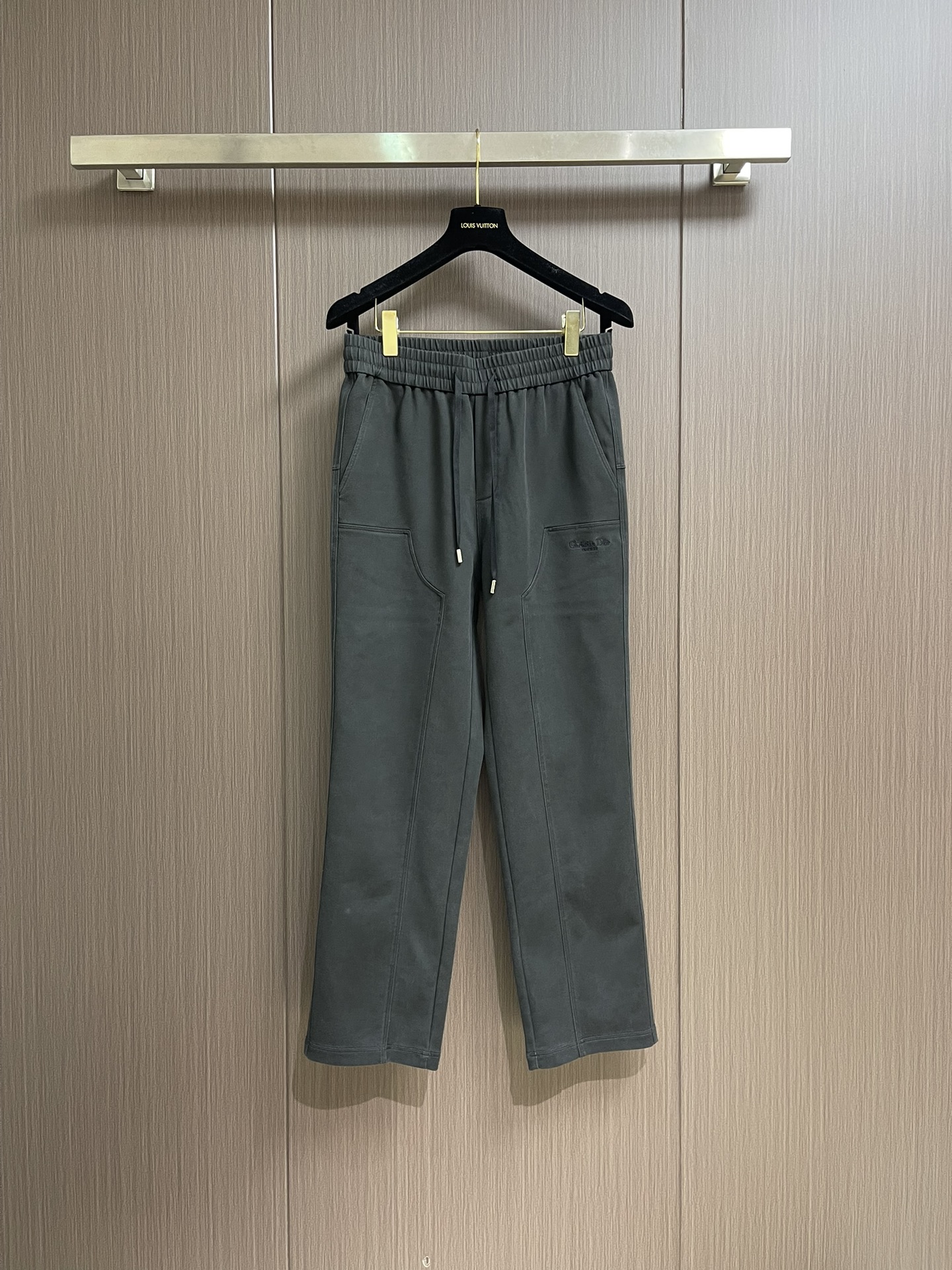 “672.Dior 2025SS Men’s Recital Shorts: Elegant, Inclusive, Stylish Fashion with Unique Colors” - 图片 1