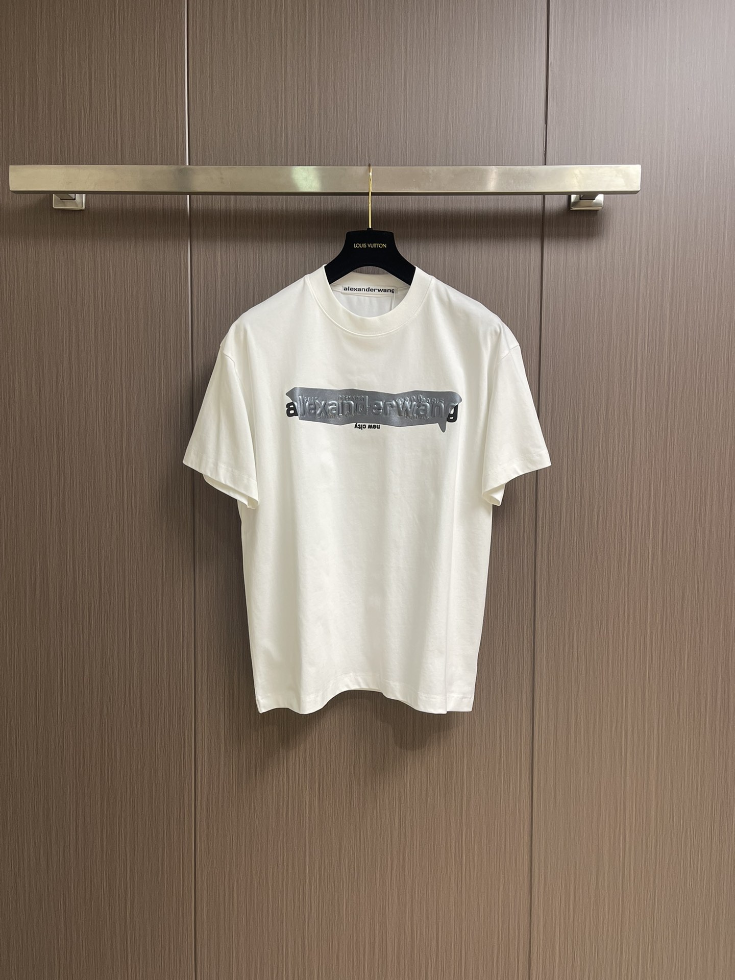 NO:487974,Alexander wang ss spring and summer new printed letter logo round neck T-shirt, good at shaping the hearts of young people, free and simple lifestyle and trend-oriented elements are deeply sought after by celebrities. It belongs to the os loose style, combined with the design of the shoulder, and the clean and simple color combination is particularly durable and suitable for daily life. The fabric is made of pure cotton, with good elasticity and high-quality materials. The advantage is that it is skin-friendly and breathable, and there is no sense of burden at all. Size S-XL, tees, t-shirt, alexander wang19860909Alexander wang ss春夏新款印花字母logo圆领T恤,善于塑造年轻人的心,自由简约的生活方式和顺应潮流的元素深受明星达人的追捧.它是属于 os 宽松版型,结合正肩的设计,结合干净简单的配色就特别耐看,适合日常,面料是选用的是纯棉,弹性较好,高品质的材质,优点就是亲肤透气,完全没有负担感.尺码S-XL,,tees，t-shirt,alexander wang,Men's clothing