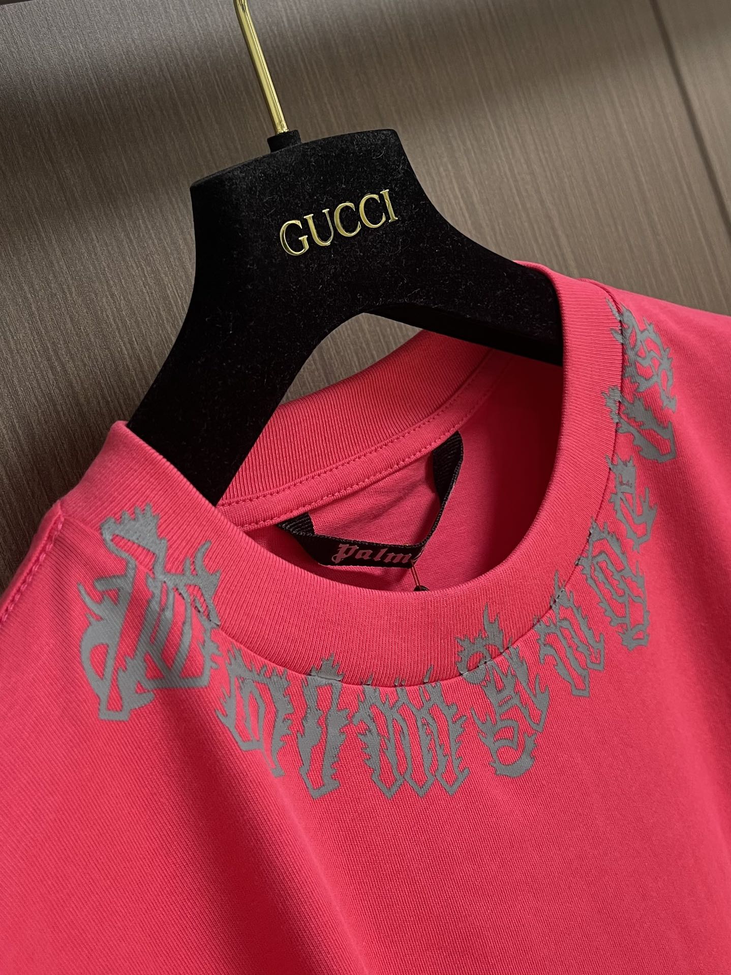 Title: Palm Angels Short-Sleeve T-Shirts Description Summary: Stylish Palm Angels short-sleeve T-shirts in luxurious, simplistic designs for a high street leisure and Hawaiian holiday look. - 图片 6