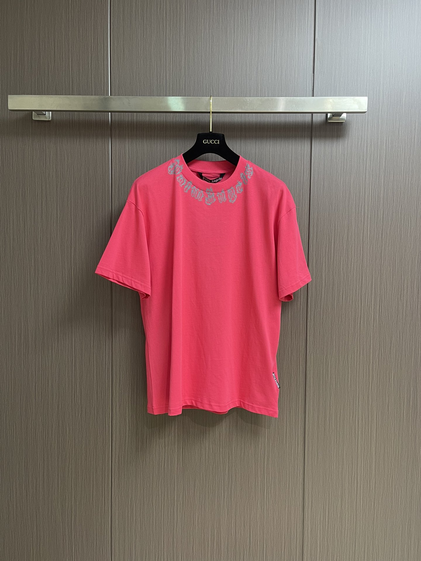 Title: Palm Angels Short-Sleeve T-Shirts Description Summary: Stylish Palm Angels short-sleeve T-shirts in luxurious, simplistic designs for a high street leisure and Hawaiian holiday look. - 图片 1
