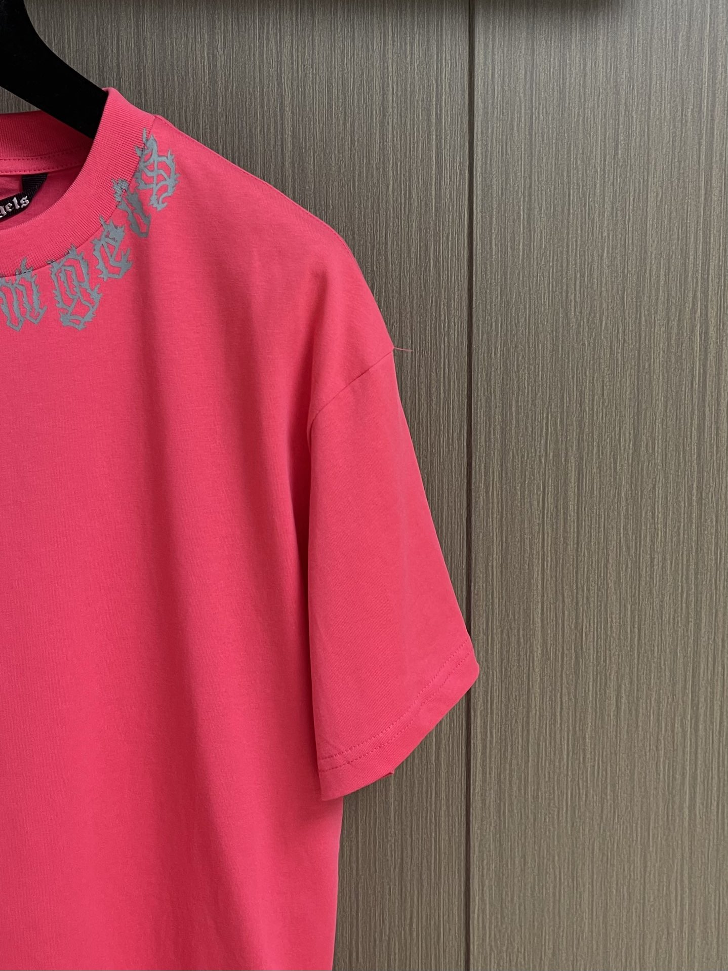 Title: Palm Angels Short-Sleeve T-Shirts Description Summary: Stylish Palm Angels short-sleeve T-shirts in luxurious, simplistic designs for a high street leisure and Hawaiian holiday look. - 图片 4