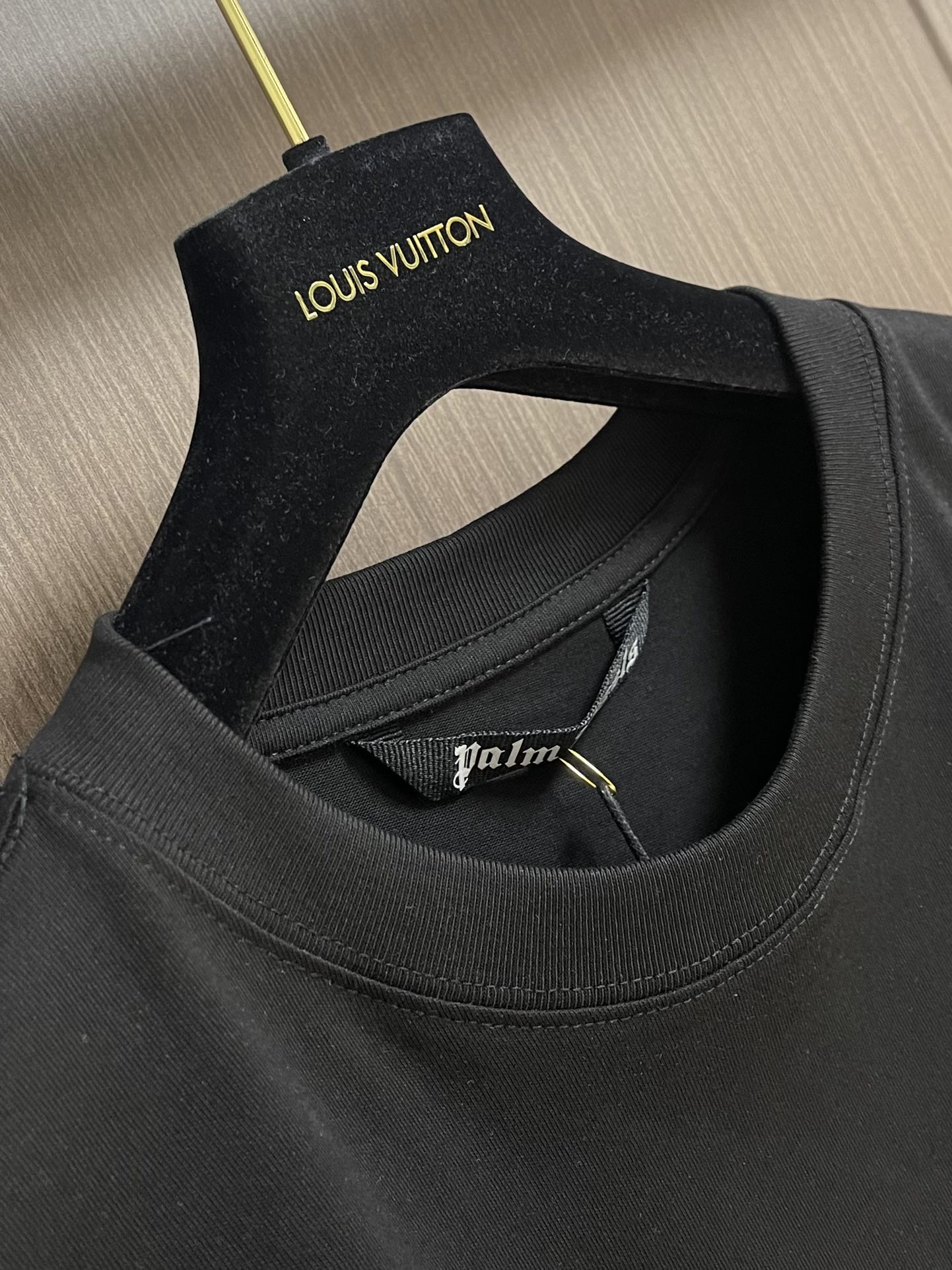“504Palm Angels Water Wash Shirt: Luxurious Street Fashion for Men and Women” - 图片 3