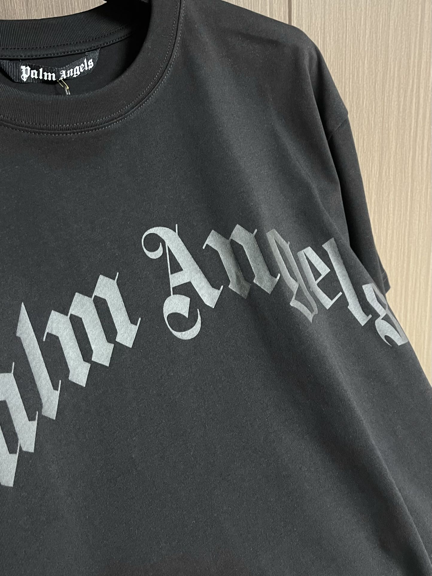 “504Palm Angels Water Wash Shirt: Luxurious Street Fashion for Men and Women” - 图片 5