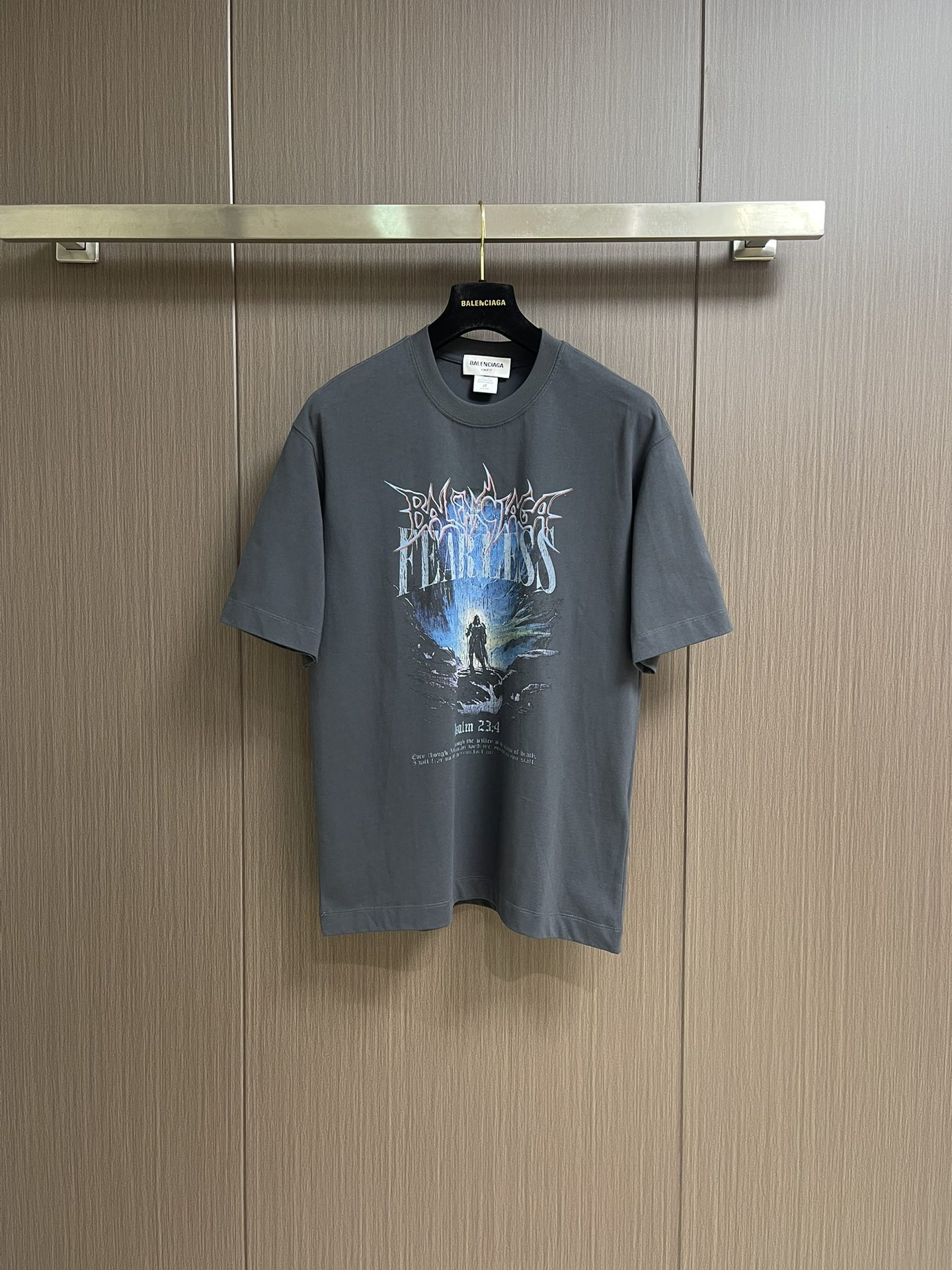 NO:516745,Balenciaga illustration printed logo round neck short-sleeved T-shirt, fixed weaving and dyeing 100% pure cotton double-strand fabric, laundry washing water, front high-definition scanning pattern perfectly restored laser positioning machine printing, neckline ribbed fabric fixed weaving and dyeing, overall line straight and delicate, fabric comfortable and soft, consistent color without color difference, customized auxiliary materials. Size S-XXL,,balenciaga, T-shirt,tees, t-shirt,alexander wang19860909Balenciaga 插画印花logo圆领短袖T恤,定织定染百分百纯棉双股面料 成衣洗水 前幅高清扫描图案完美还原激光定位机印 领口罗纹面料定织定染色 整体走线平直细腻 面料舒适柔软 颜色一致无色差,定制辅料.尺码S-XXL,,balenciaga,T-shirt,tees，t-shirt,alexander wang,Men's clothing