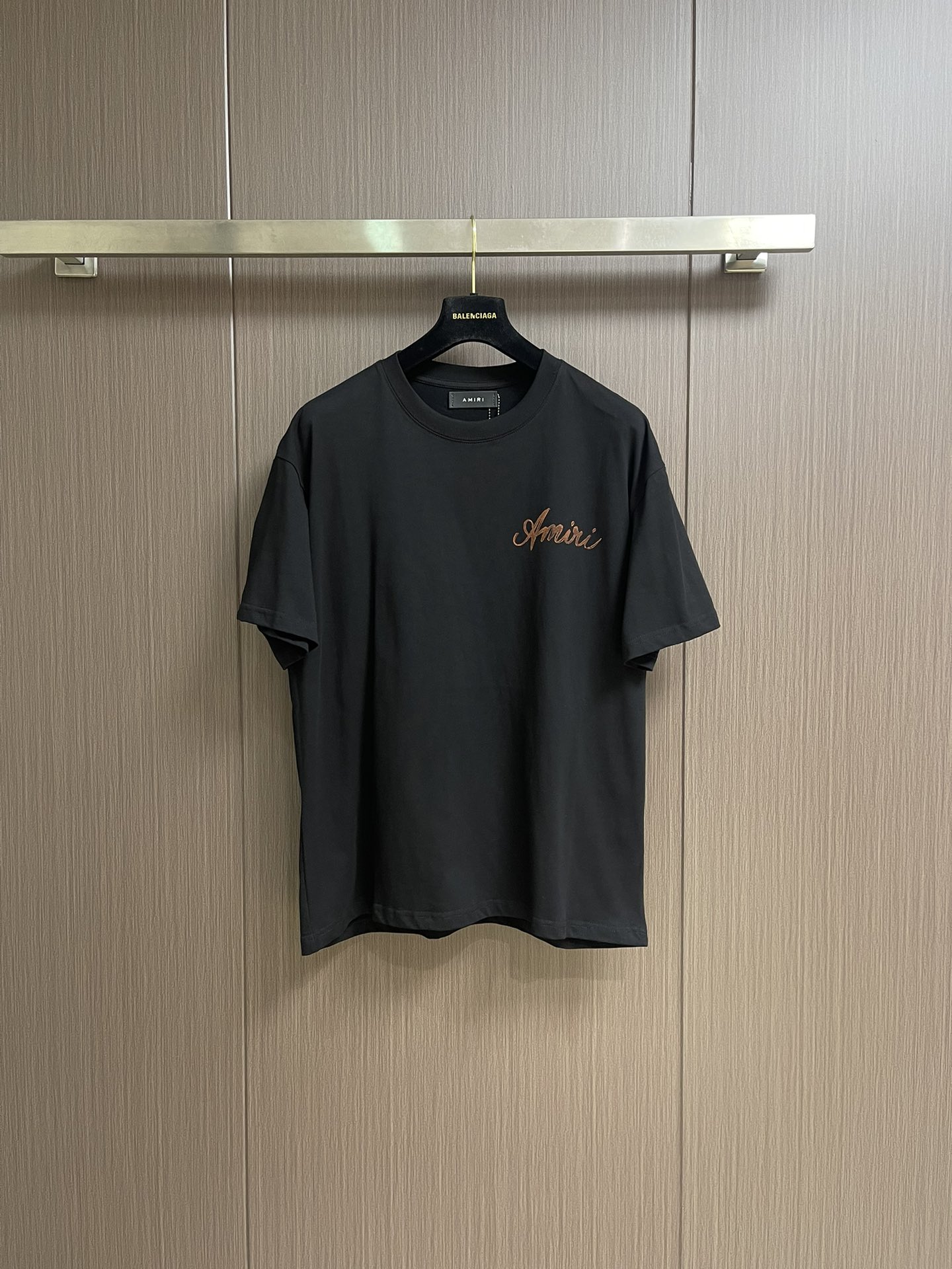 “504Amiri Retro-Mark T-Shirts: High-End Beauty Street Fashion in Knitted Cotton Fabric, Natural Comfort and Style” - 图片 1