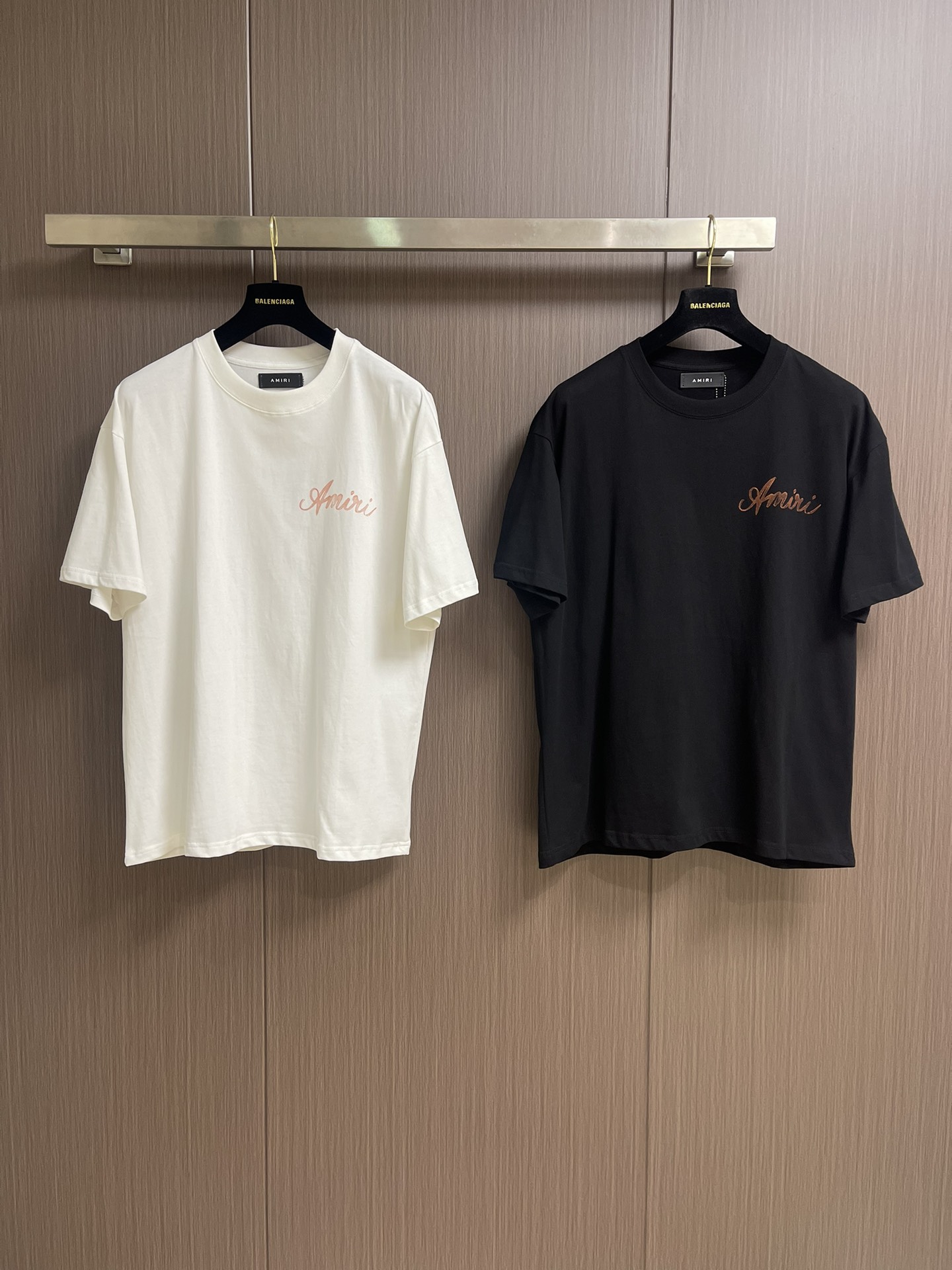 “504Amiri Retro-Mark T-Shirts: High-End Beauty Street Style with Natural Comfort in Knitted Cotton Fabric” - 图片 3