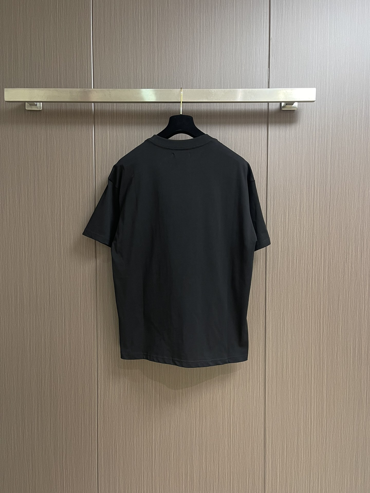“Amiri Retro-Mark T-Shirts: High-End Beauty Street Fashion in Knitted Cotton Fabric, Natural Comfort, Double-Edged Collar Design” - 图片 2