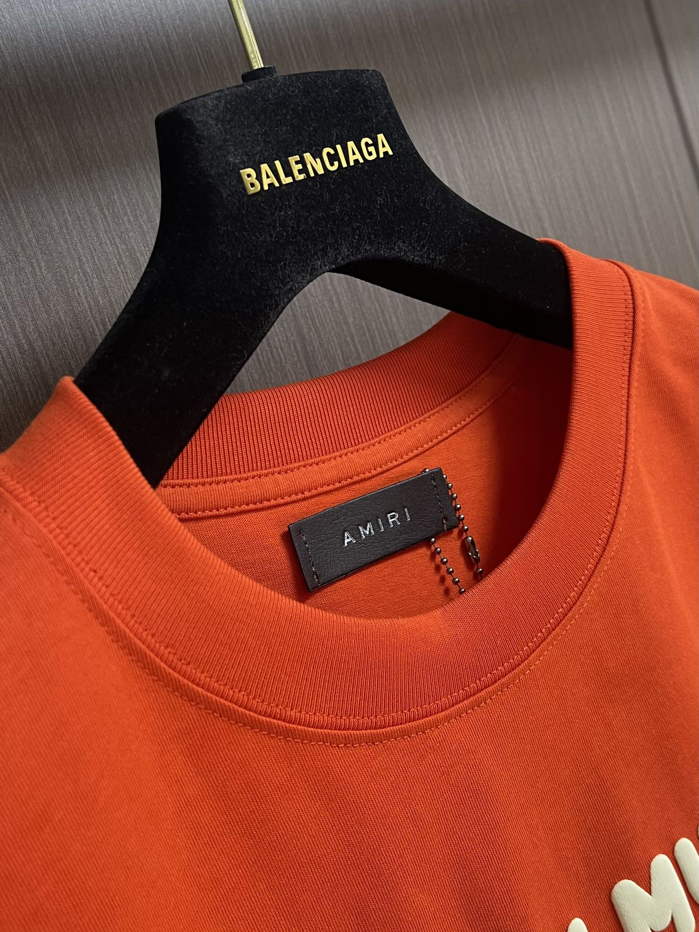 “504Amiri Retro-Mark T-Shirts: High-End, Natural, and Comfortable Fashion Statement in Knitted Cotton” - 图片 6