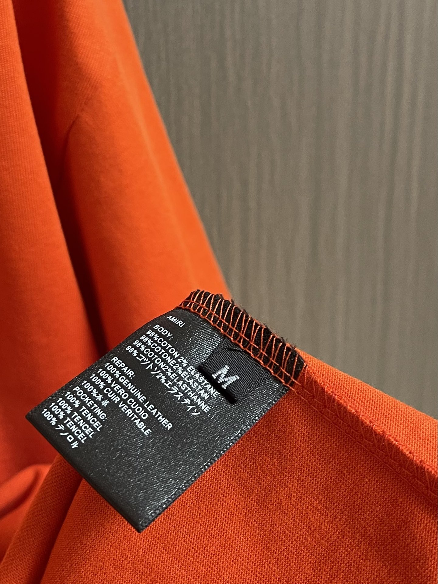 “504Amiri Retro-Mark T-Shirts: High-End, Natural, and Comfortable Fashion Statement in Knitted Cotton” - 图片 7