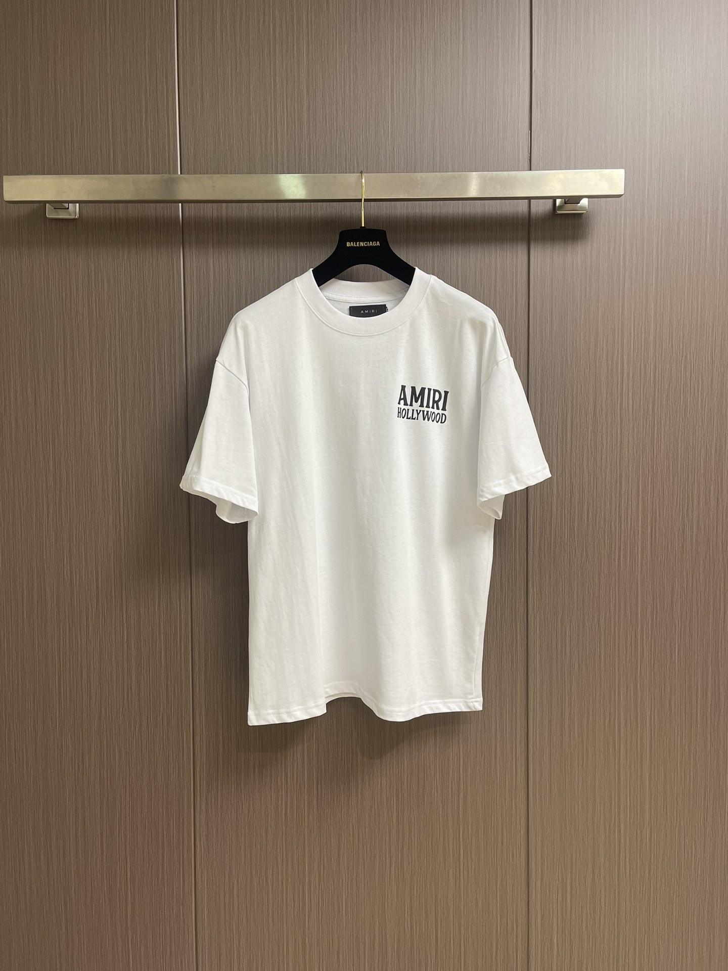 NO:488025,The top luxury among Amiri trendy brands!  SS American retro printed couple T-shirt, classic Amiri letters, naturally drooping, and the texture that echoes it is very artistic and has a retro sense of age and a young trendy artistic atmosphere. It injects refined design into the street items, but punk still becomes slightly gentle. The theme of love is full of eclectic artistic expression on the West Coast!  Small dark tone, regular silhouette cut, 210g combed cotton, no gender boundary!  Full set of authentic customization!  Size S-XL, amiri,tees, t-shirt,alexander wang19860909Amiri 潮牌中的顶奢！SS美式复古印花情侣T恤,经典Amiri字母体,自然垂落,与之呼应的质感,极具艺术冲击力,既拥有复古年代感,还有年轻的潮流艺术气息,在街头单品中注入了精细化的设计,朋克依旧却稍变得温和,关于爱的主题,充满了西海岸不拘一格的艺术表达！小暗黑的基调,常规廓形剪裁,210克精梳纯棉,无性别分界！全套正品级定制！尺码S-XL,,amiri,tees，t-shirt,alexander wang,Men's clothing