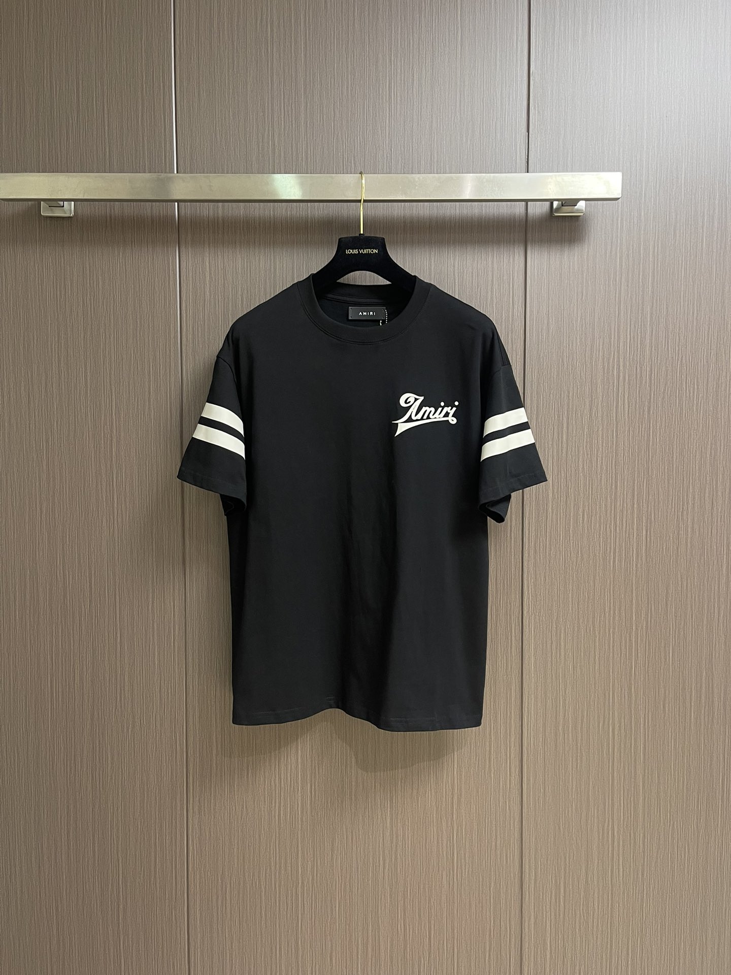 NO:488033,Amiri SS new logo printed round neck T-shirt, spot-on use 180 grams imported pure cotton fabric, custom threaded fabric is vertical and soft, comfortable upper body and breathable and skin-friendly, printing process adopts original pulp printing, domestic and foreign trade OEM processing, original single quality, all double-wire webbing on the back shoulder of the neck, custom woven main wheat, new washing label full packaging. Size S-XL, amiri,tees, t-shirt, alexander wang19860909Amiri SS新款logo印花圆领T恤,现货采用180克进口纯棉面料,定制螺纹面料垂直柔软,上身舒适透气亲肤,印花工艺采用原版浆印,国内外贸代工厂加工,原单品质,领口后肩全部双线织带包边,采用定制织布主麦,新款洗水唛吊牌包装齐全.尺码S-XL,,amiri,tees，t-shirt,alexander wang,Men's clothing