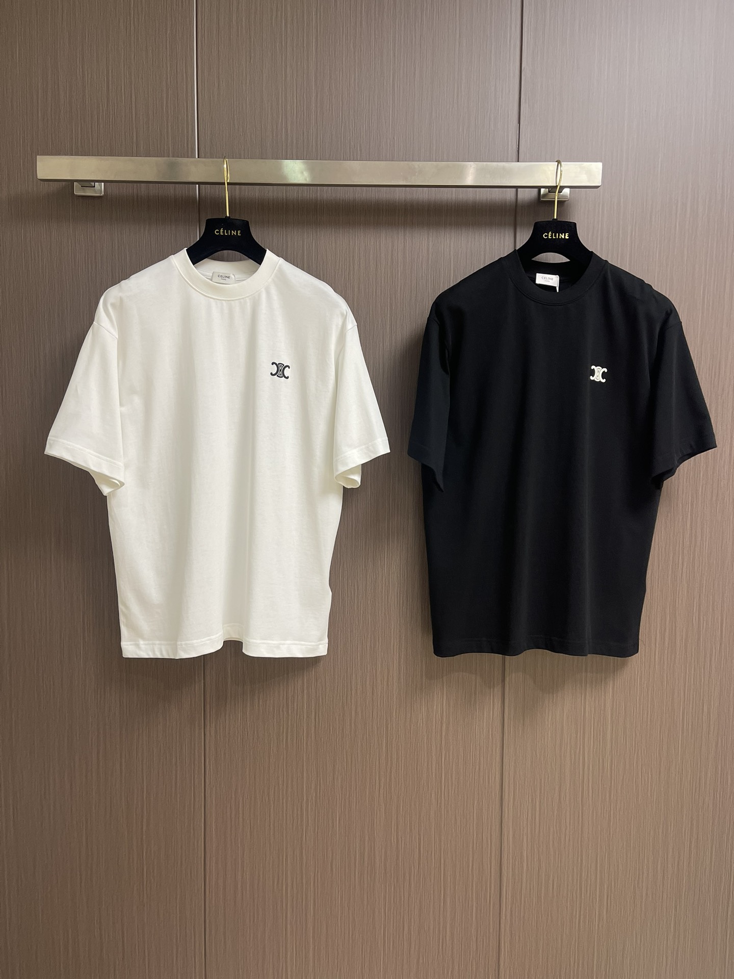 “552Celine Little Logo T-Shirts: Imported Custom Fabric, Soft & Comfortable, Sizes S-XL” - 图片 3