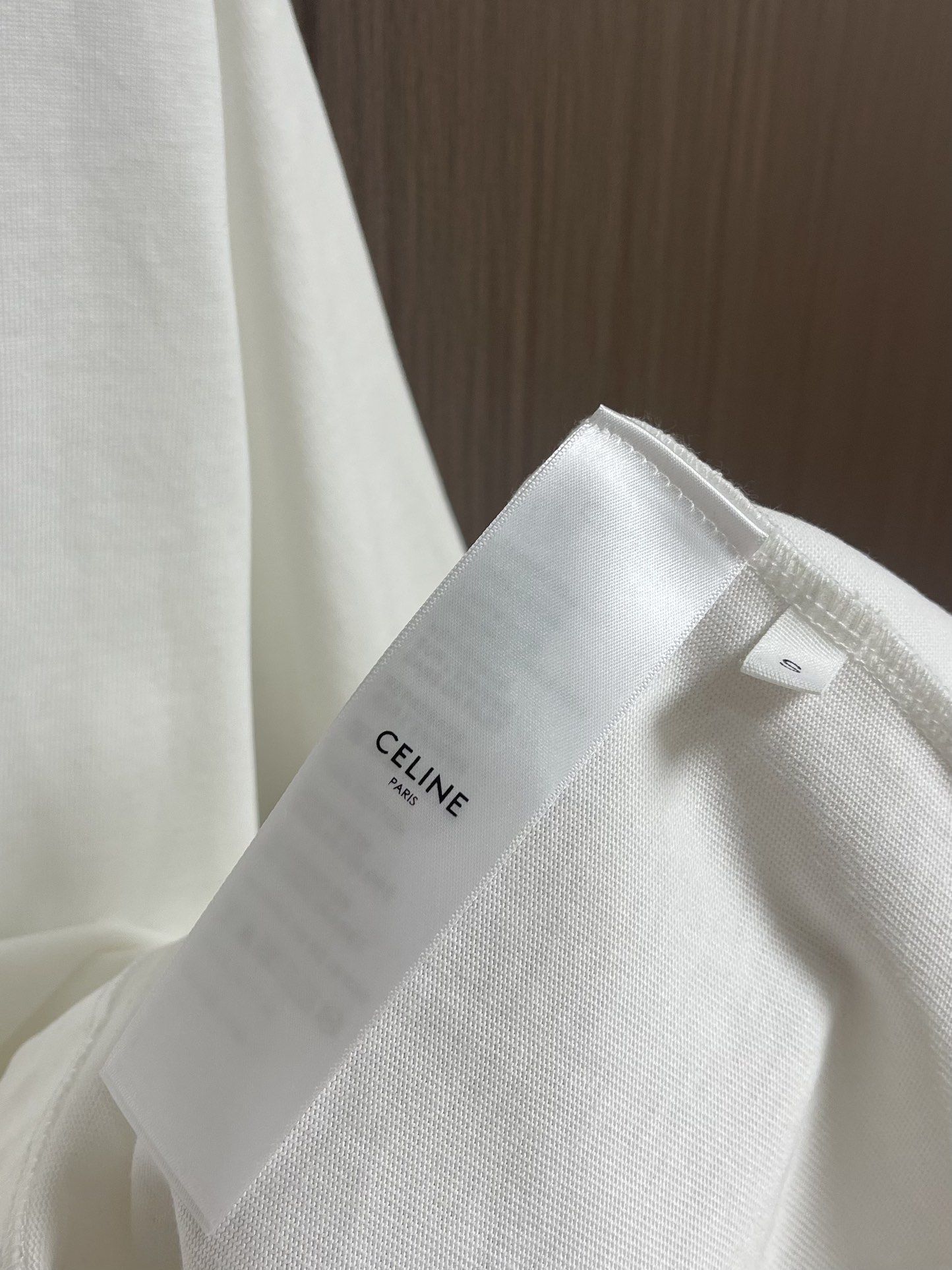 “552Celine Little Logo T-Shirts: Imported Custom Fabric, Soft & Comfortable, Sizes S-XL” - 图片 7