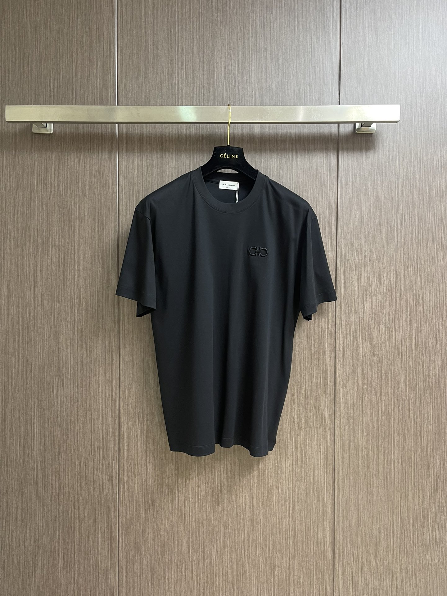 NO:488067,Ferragamo Classic logo embroidery logo couple short-sleeved T-shirt, fabric baby skin version exists, the fabric has a high number of posts, so it feels like the fabric is as pearlescent as it has no pores, and is very smooth and smooth. Enjoy the experience, and the fabric has the characteristics of circulating airflow. It can quickly remove the hot weather in any weather. Finally, I would like to emphasize that this precious fabric can directly feel the high-quality texture by looking at pictures and taking photos. There are few good sizes. XS-L, ferragamo, ferragamo, T-shirt, tees, t-shirt, alexander wang19860909Ferragamo菲拉格慕 经典标刺绣标识情侣款短袖T恤,面料婴儿肌肤版存在 面料支数很高密度高 所以感觉面料没有毛孔一样非常有珠光光泽 并且非常贴肤丝滑 臻享体验 并且面料还有循环气流层特性 无论什么天气都可迅速排闷热 最后强调一下这种珍贵面料是看图片和穿上拍照都可以直接感受到高级质感的少有好货尺码XS-L,,ferragamo,ferragamo,T-shirt,tees，t-shirt,alexander wang,Men's clothing