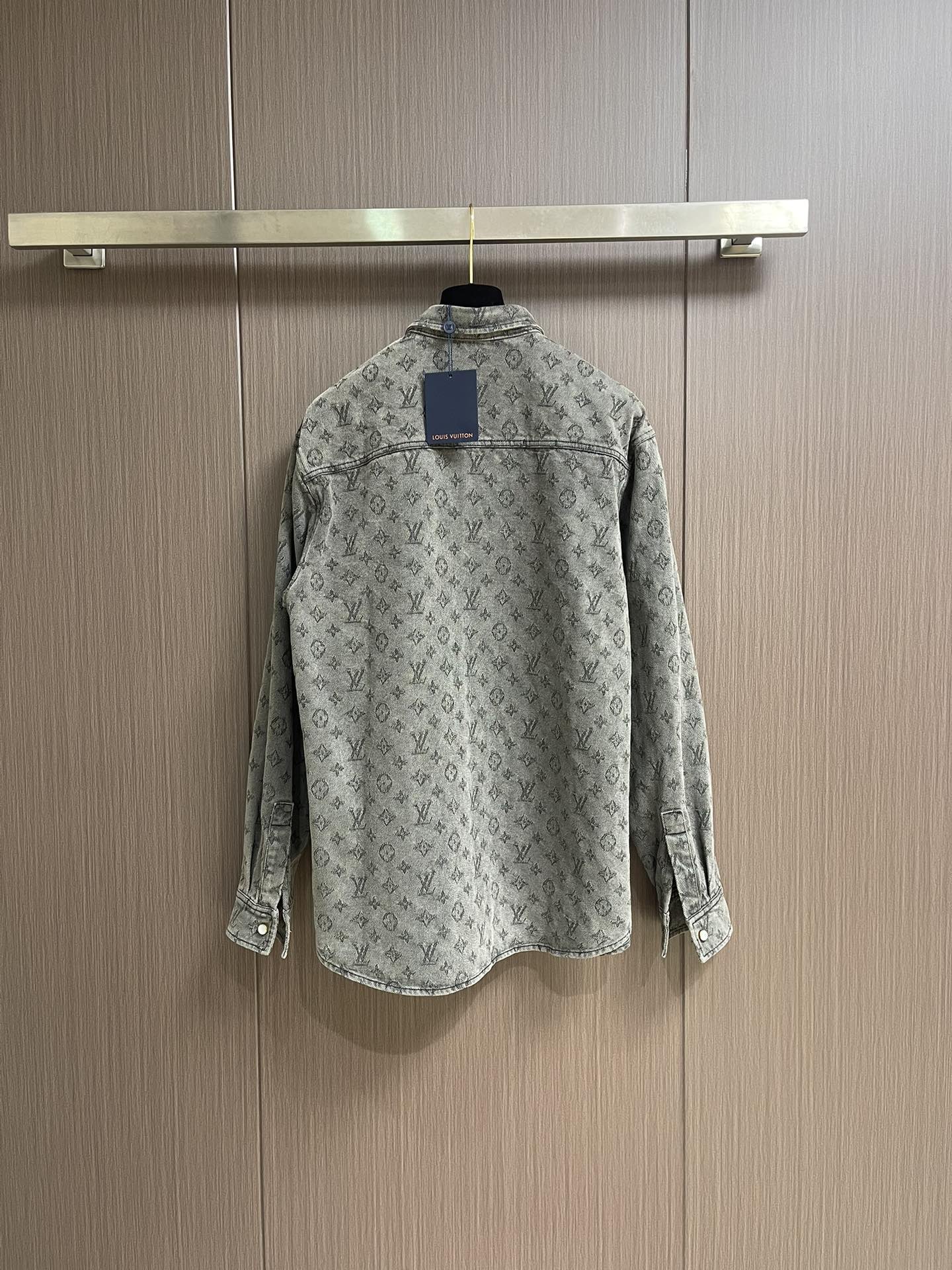 “816LV 2025s Cowboy Coat Collection with Monogram Drawings for Autumn and Winter” - 图片 2