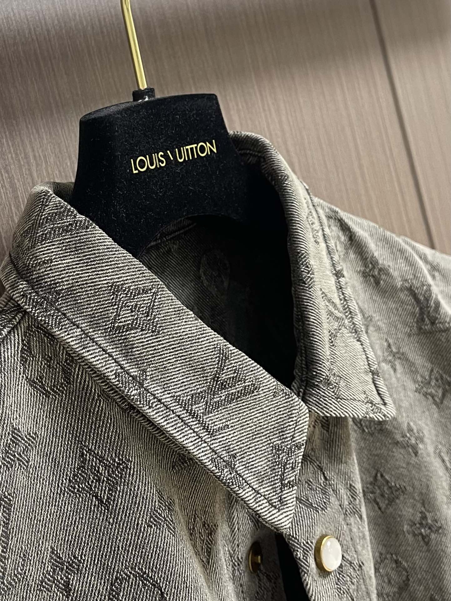 “816LV 2025s Cowboy Coat Collection with Monogram Drawings for Autumn and Winter” - 图片 6